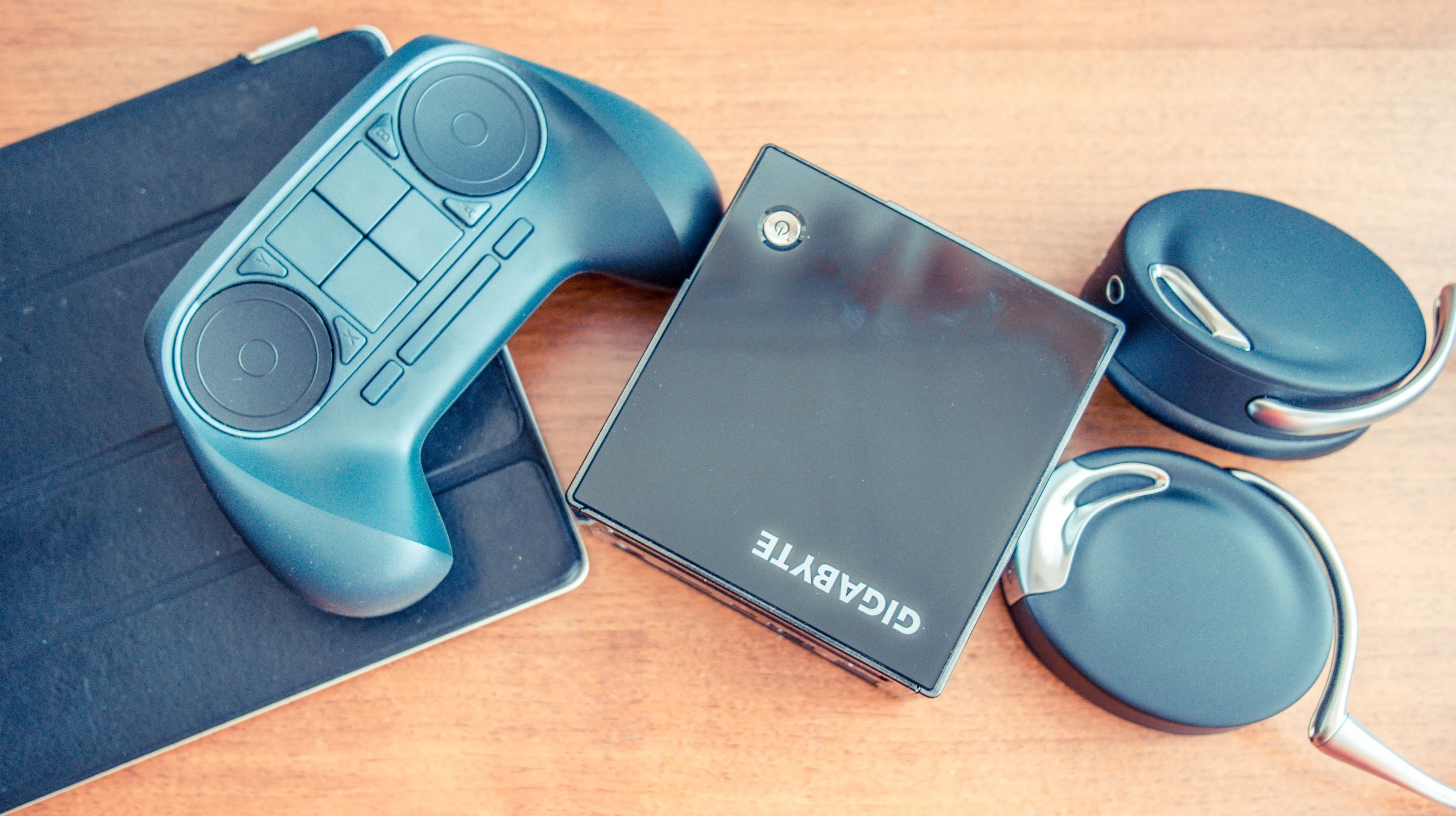 Bộ điều khiển Steam Controller trên một Steam Machine đời cũ của Gigabyte, đại diện cho nỗ lực đầu tiên của Valve vào thị trường console PC