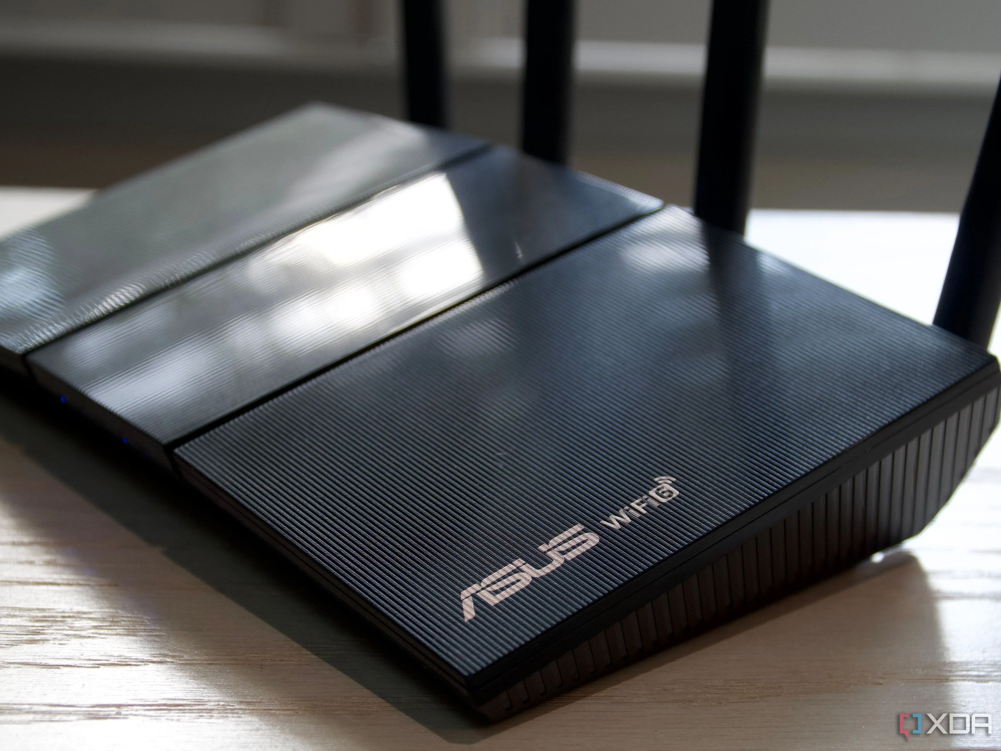 Bộ định tuyến Asus RT-AX57 với logo Wi-Fi 6, tượng trưng cho công nghệ Wi-Fi tiên tiến