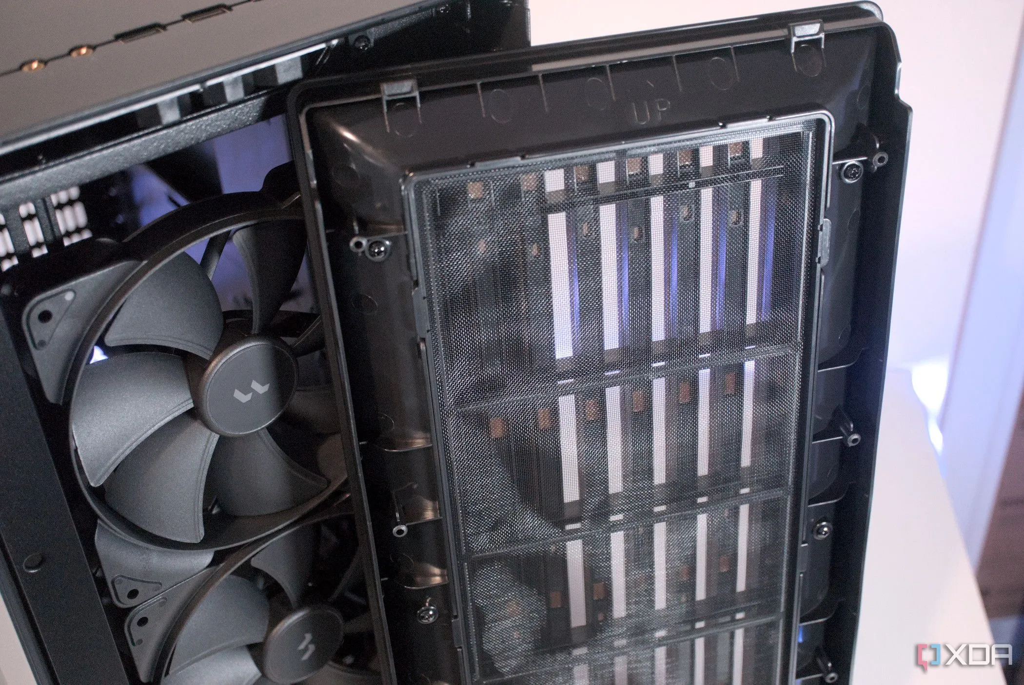 Bộ lọc bụi phía trước của vỏ case Fractal Design North màu trắng