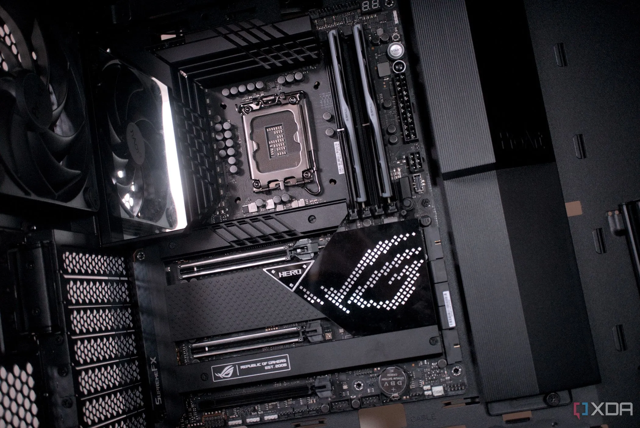Bo mạch chủ Asus ProArt PA602 được lắp đặt bên trong vỏ máy tính, cho thấy các khe cắm và cổng kết nối