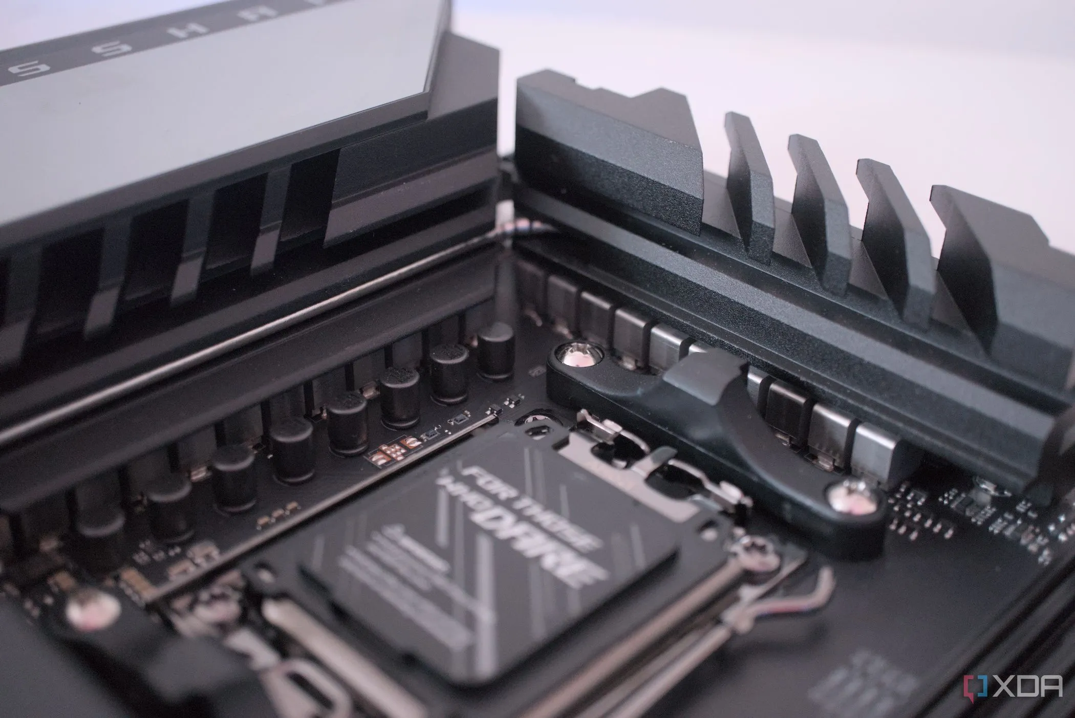 Bo mạch chủ ASUS ROG Crosshair X670E Hero với tản nhiệt VRM lớn