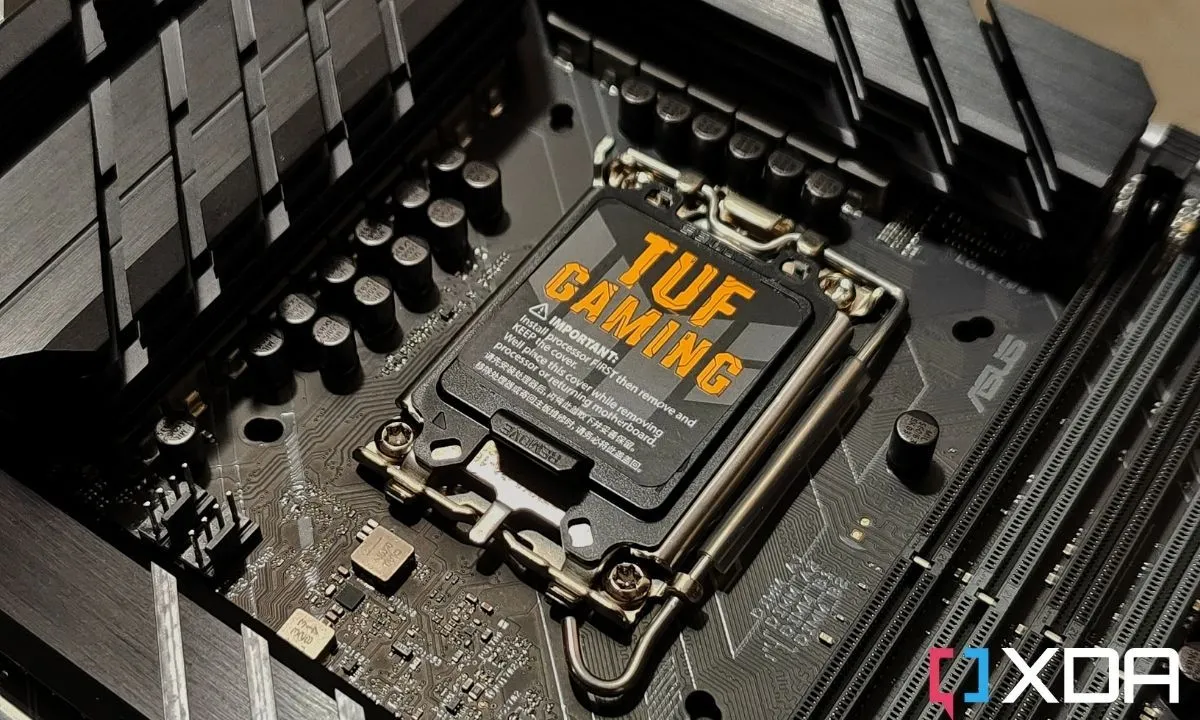 Bo mạch chủ ASUS TUF Gaming Z690-Plus WiFi D4 với tông màu đen và vàng