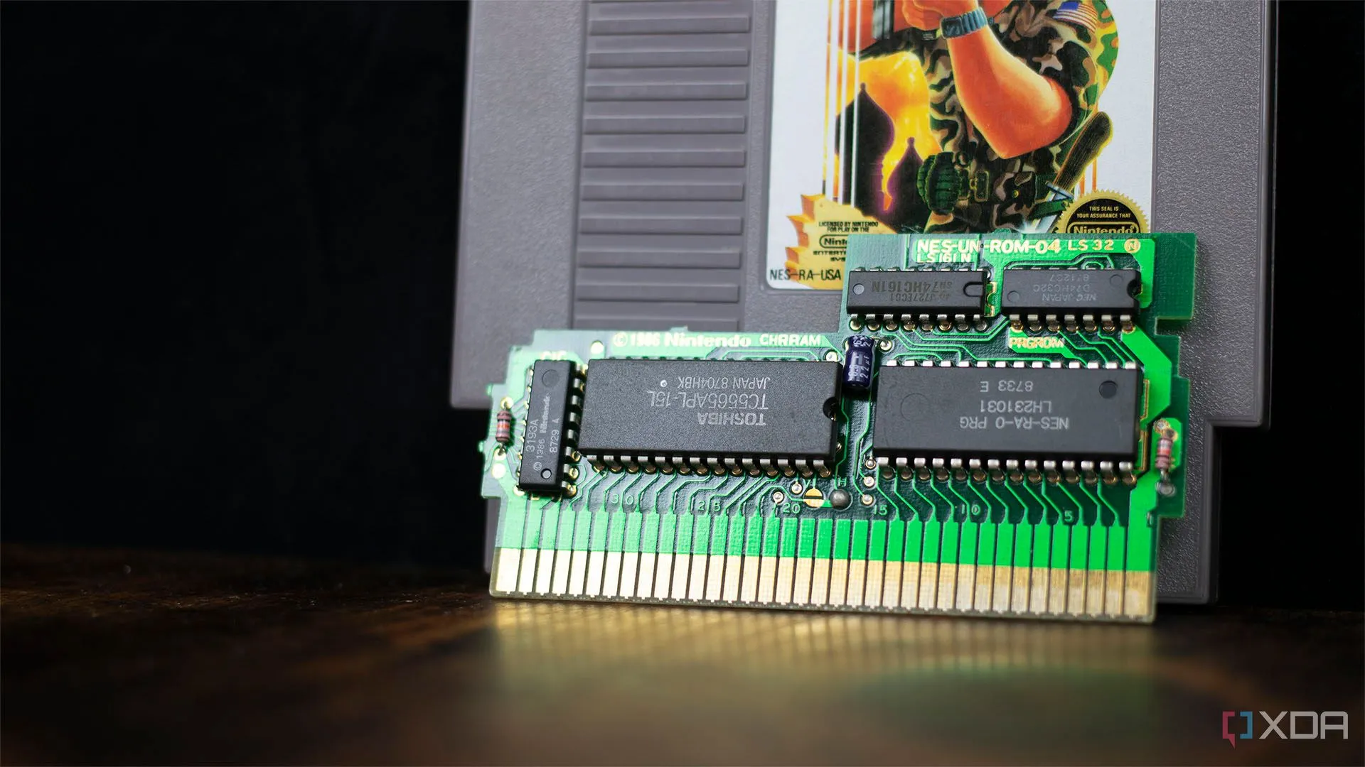 Bo mạch chủ của cartridge game Nintendo NES, hiển thị các chip ROM và MMC