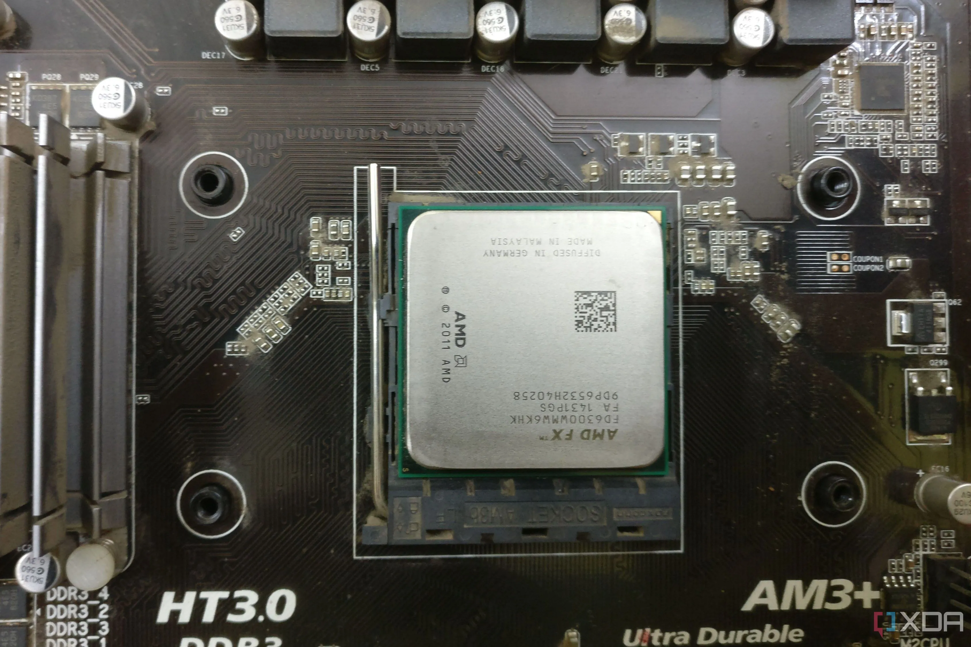 Bo mạch chủ Gigabyte AM3+ với CPU AMD FX-6300, minh họa các thế hệ vi xử lý