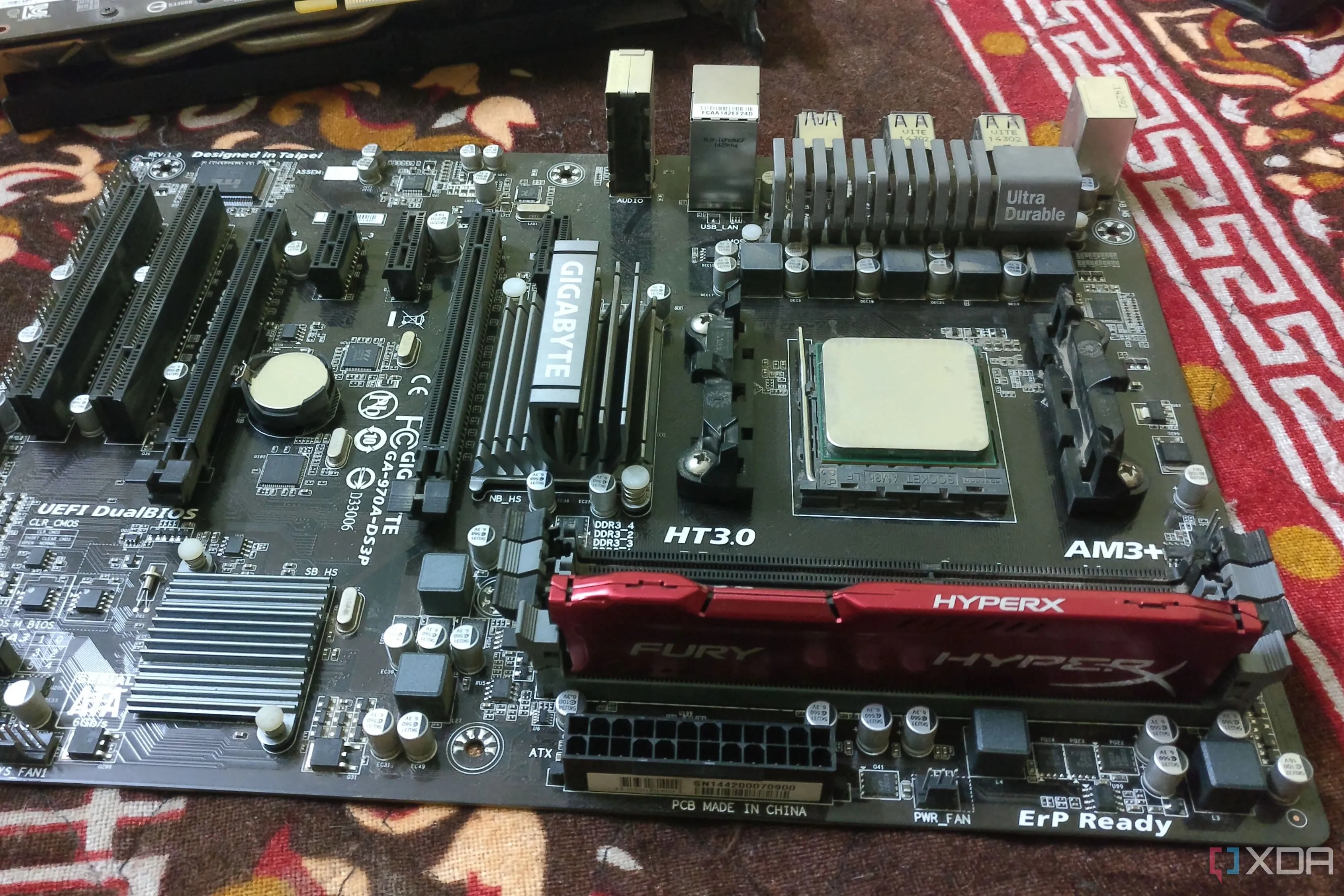 Bo mạch chủ Gigabyte AM3+ với CPU AMD FX-6300 và RAM HyperX, minh họa hệ thống chip Bulldozer