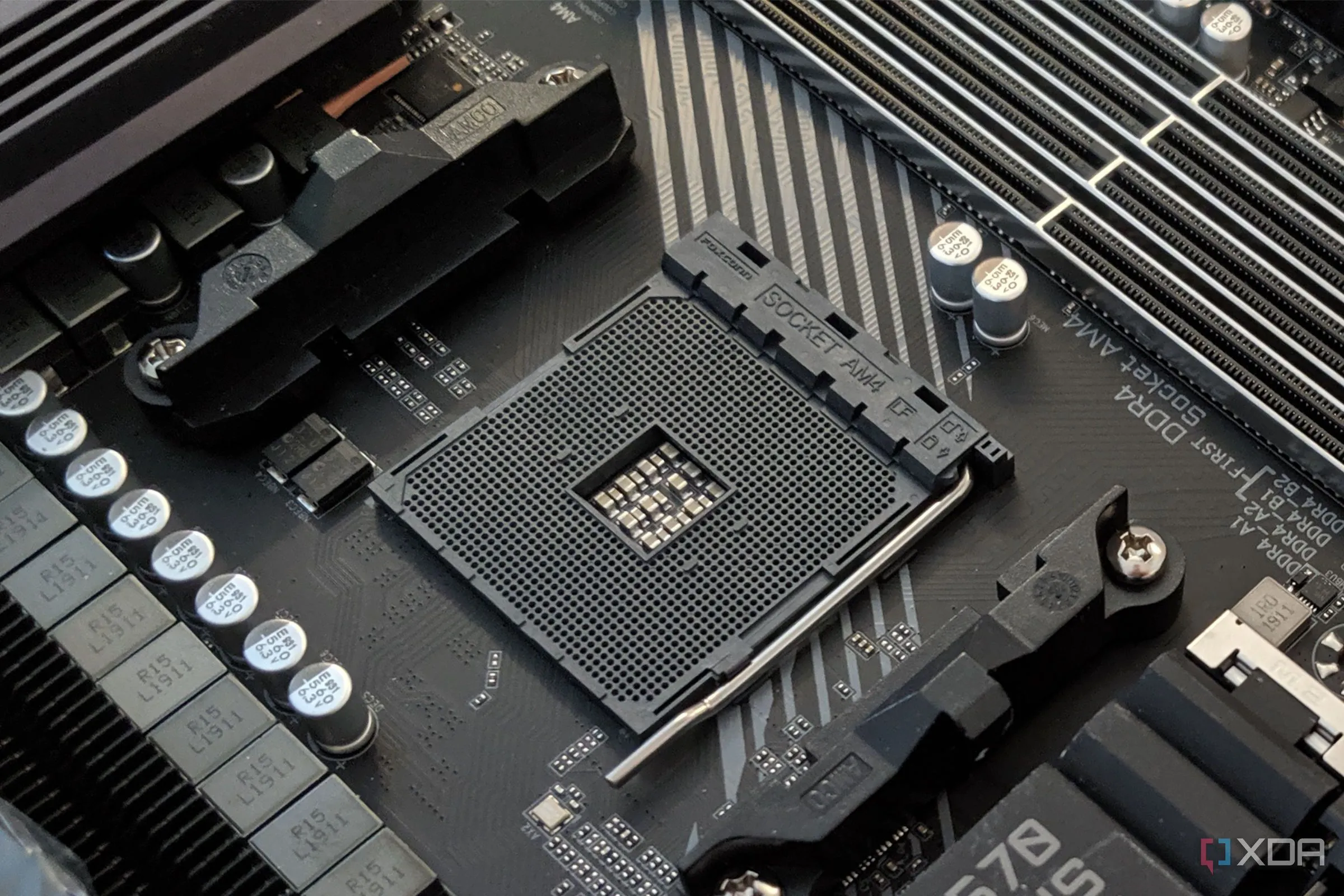 Bo mạch chủ Gigabyte Aorus X570 Pro WiFi, minh họa sự đa dạng và các cổng kết nối quan trọng trên mainboard
