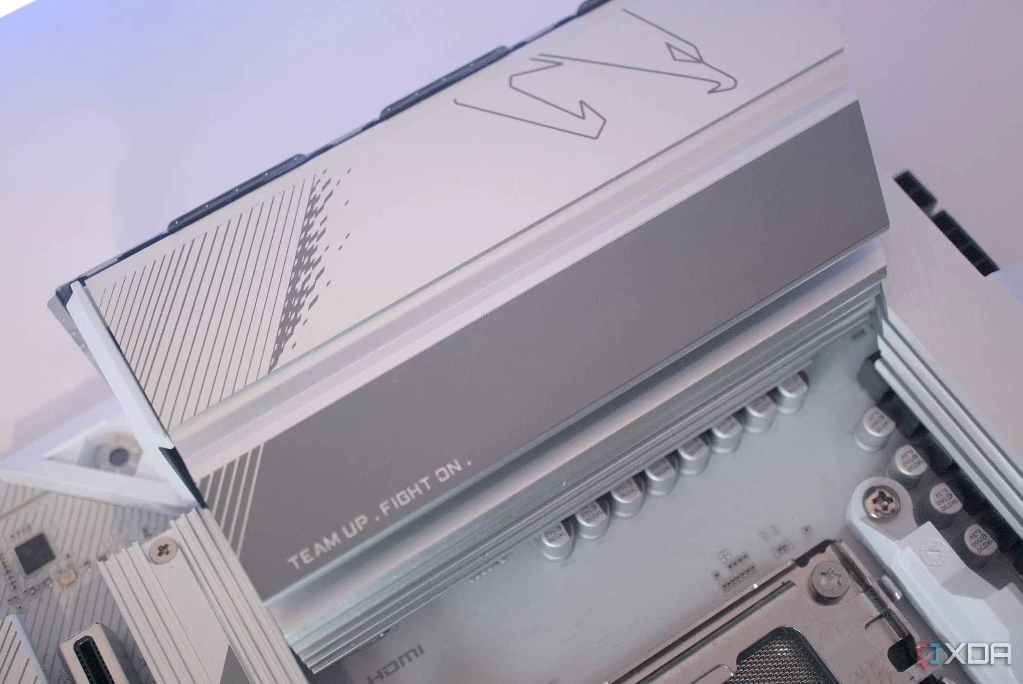 Bo mạch chủ Gigabyte B650 Aorus Elite AX Ice với khu vực I/O phía sau
