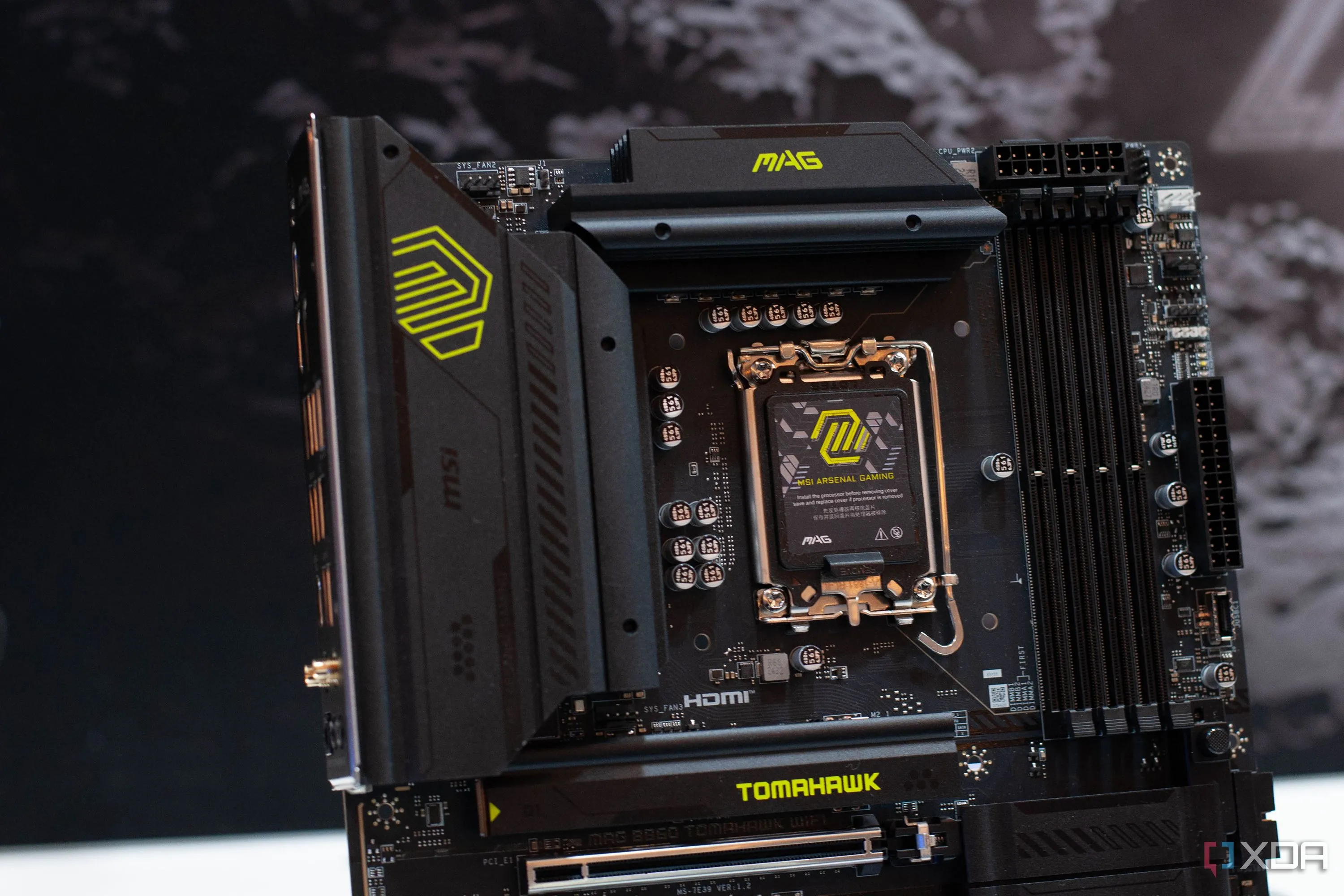 Bo mạch chủ MSI được trưng bày tại CES 2025, với các chi tiết thiết kế và có thể có đèn RGB, thu hút sự chú ý của người đam mê công nghệ