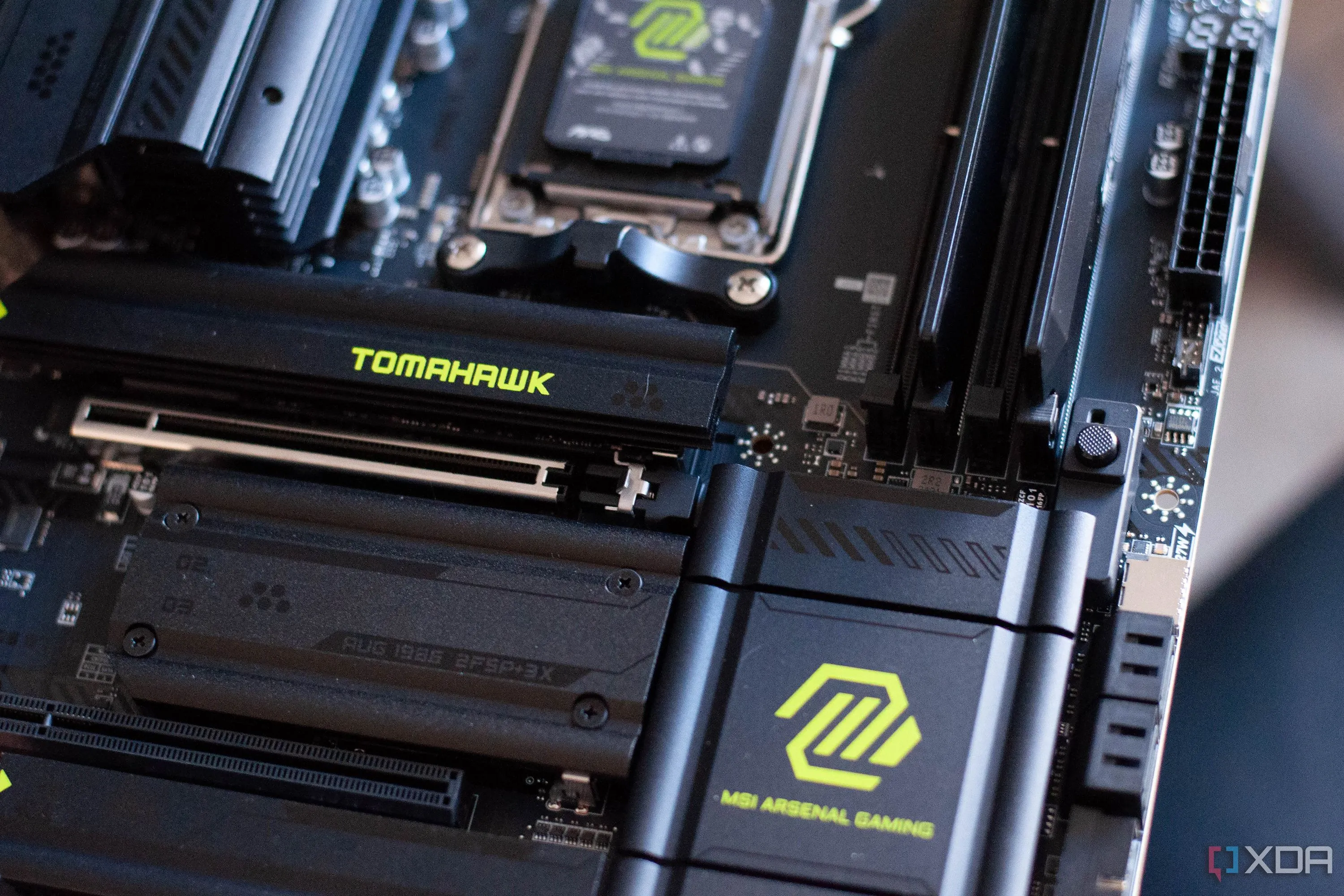 Bo mạch chủ MSI MAG X870E Tomahawk Wifi với các khe cắm PCIe 5.0 nổi bật
