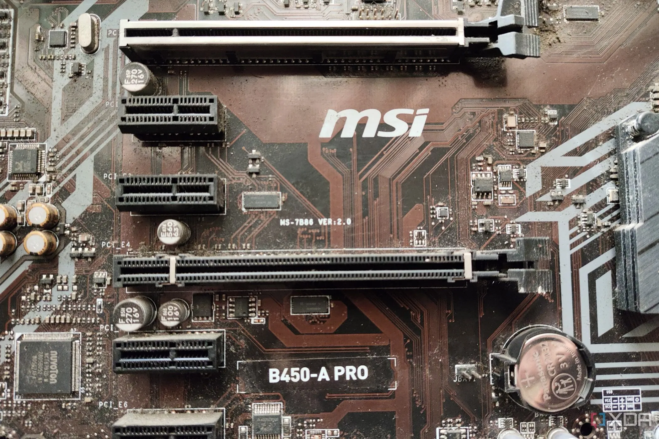 Bo mạch chủ với các khe cắm PCIe được làm nổi bật