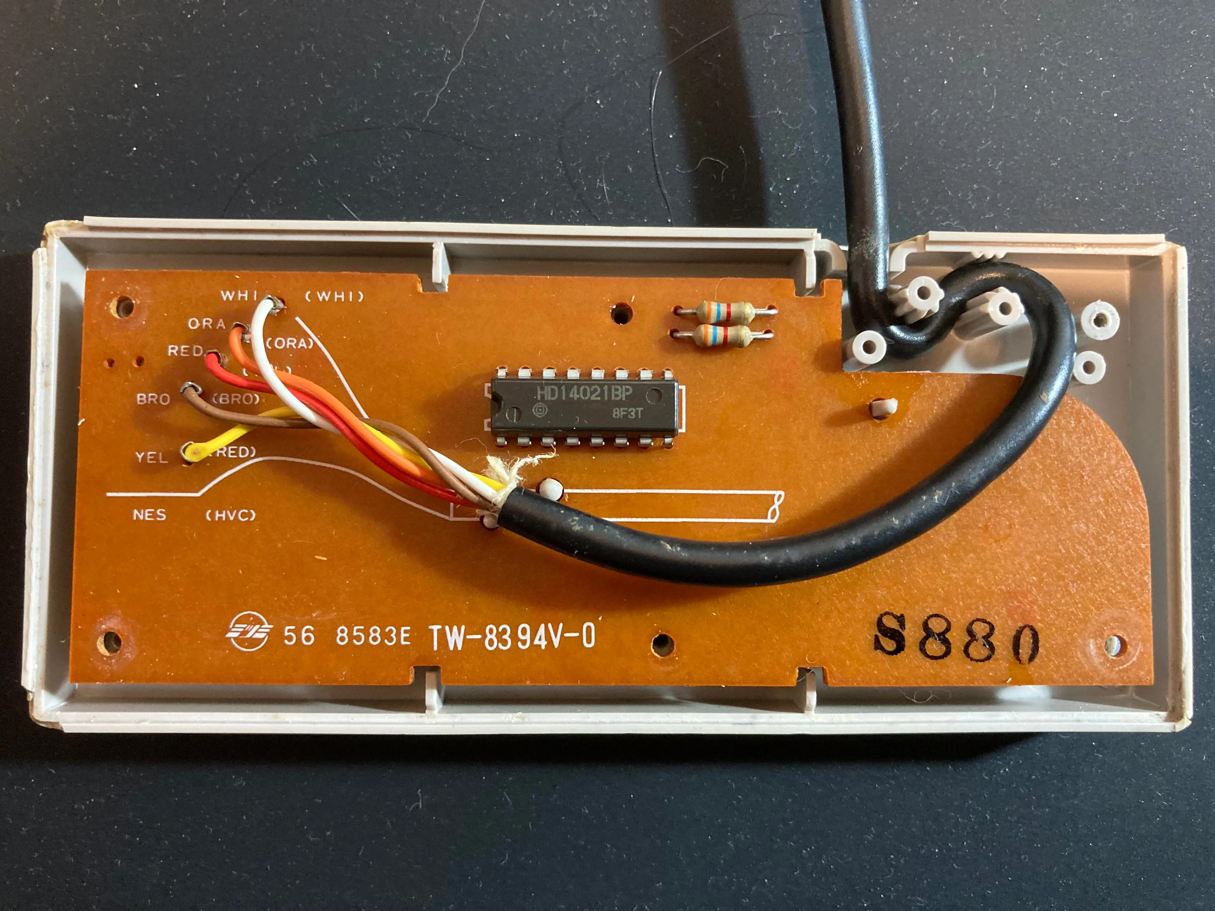 Bo mạch PCB mặt sau của tay cầm NES, cho thấy chip shift register BU4021B