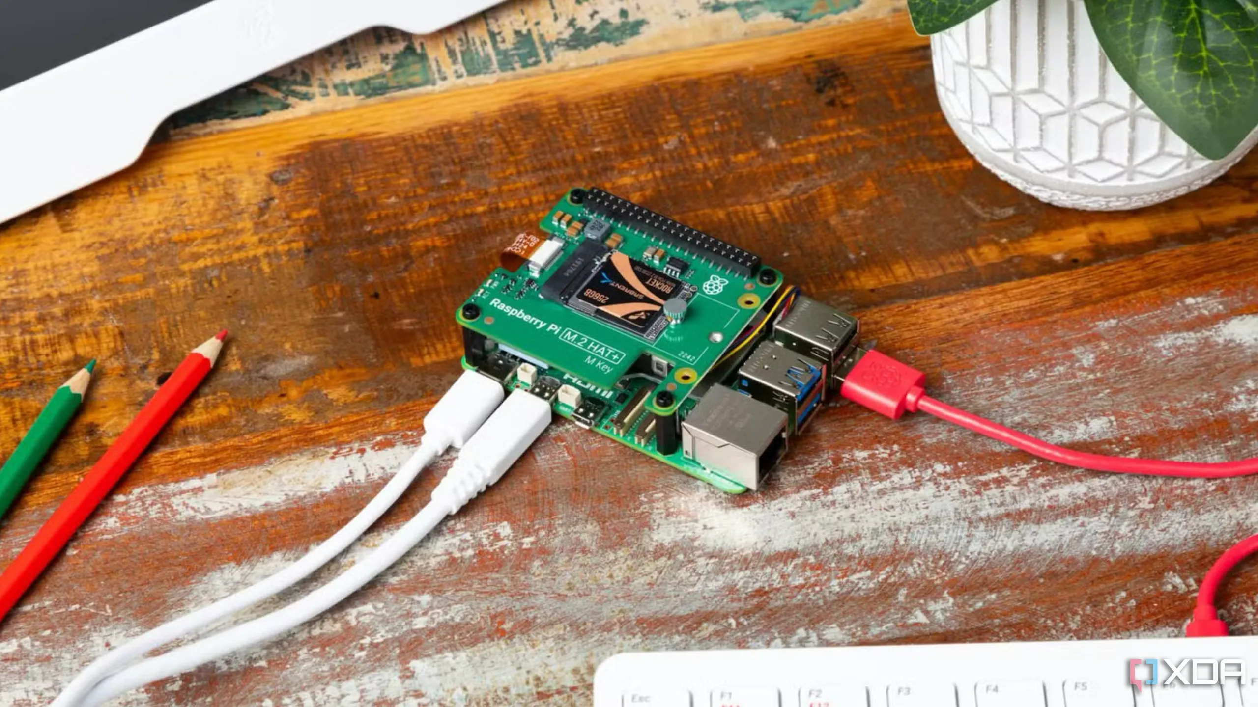 Bo mạch Raspberry Pi với M2 HAT, biểu tượng của các thiết bị IoT cần thay đổi mật khẩu mặc định