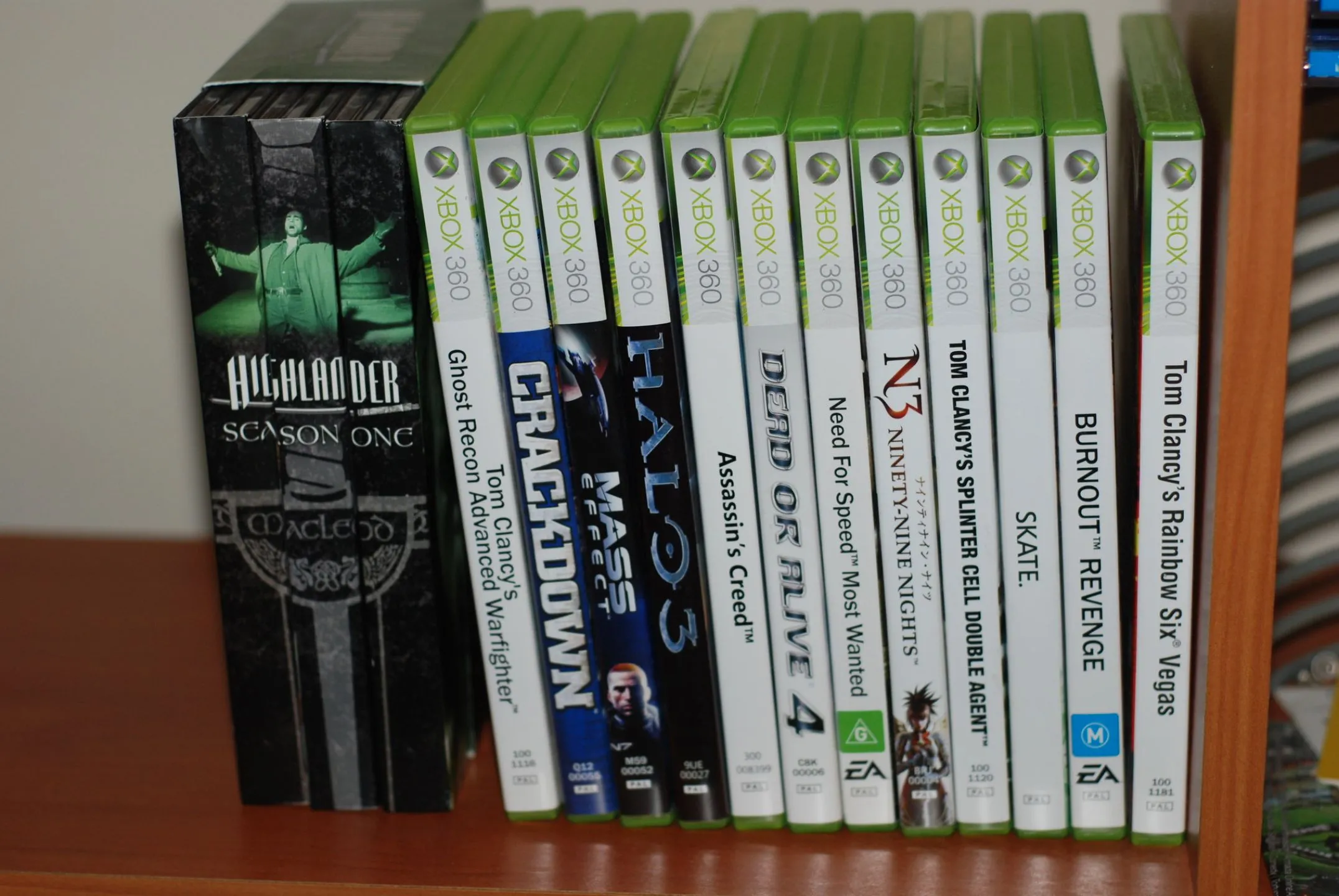 Bộ sưu tập các đĩa game Xbox 360, minh họa thư viện game Xbox rộng lớn có thể truy cập qua stream