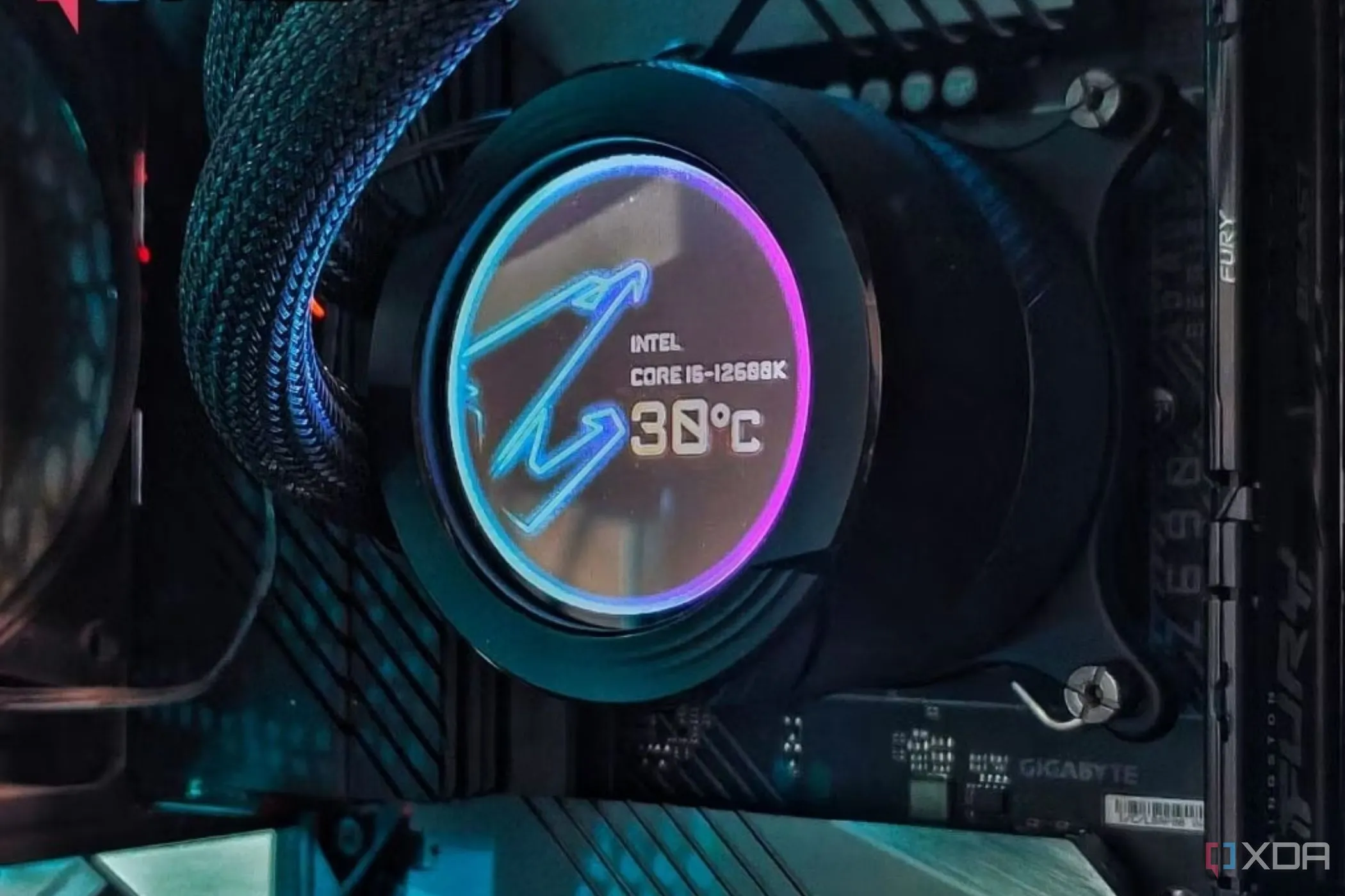 Bộ tản nhiệt CPU AIO với màn hình LCD hiển thị nhiệt độ CPU và hiệu ứng ánh sáng RGB bên trong vỏ máy tính.