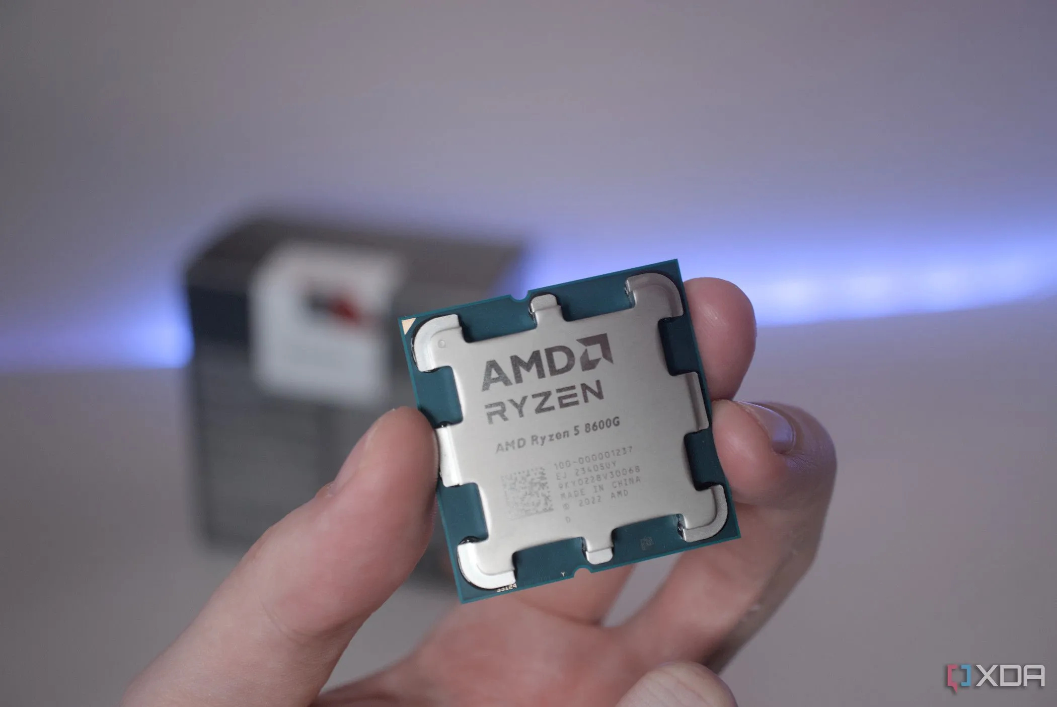 Bộ vi xử lý AMD Ryzen 5 8600G, minh họa cho dòng APU Ryzen tiết kiệm chi phí
