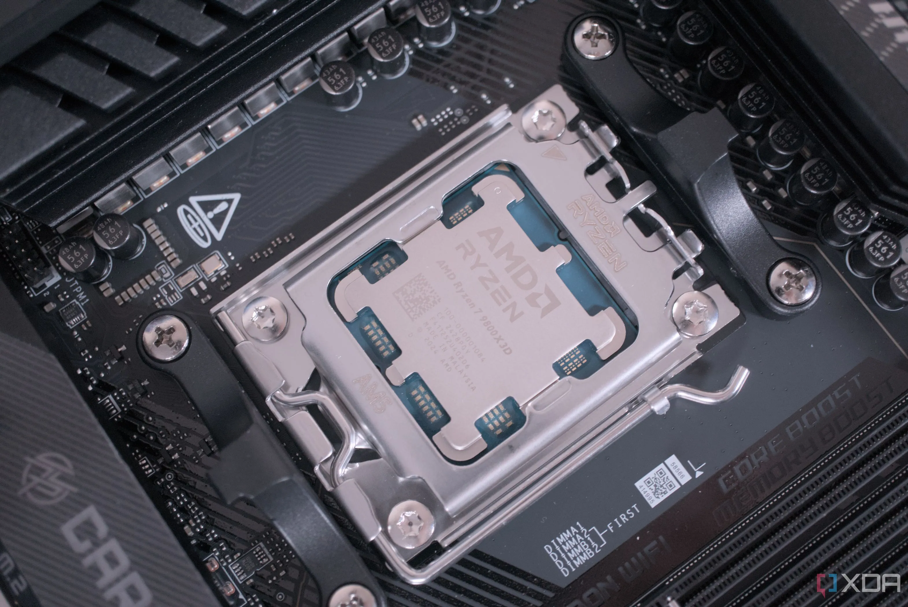 Bộ vi xử lý AMD Ryzen 7 9800X3D được lắp đặt trên bo mạch chủ