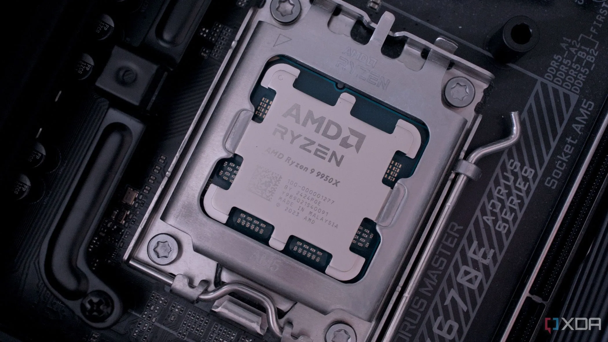 Bộ vi xử lý AMD Ryzen 9 9950X được lắp đặt trên bo mạch chủ, minh họa dòng CPU hiệu năng cao
