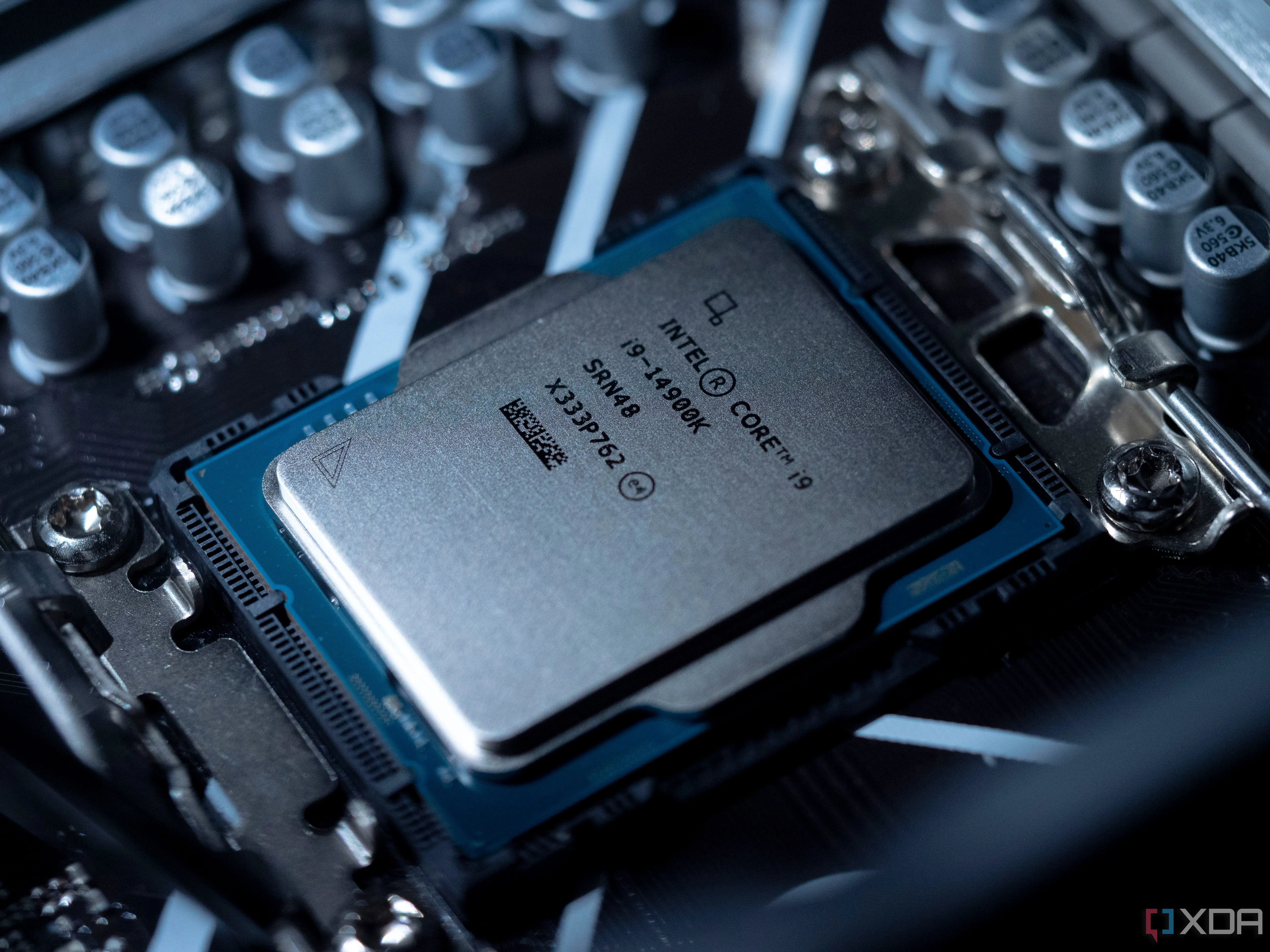 Bộ vi xử lý Intel Core i9-14900K trên socket mainboard, minh họa cho linh kiện PC hiện đại ít cần ép xung hơn.