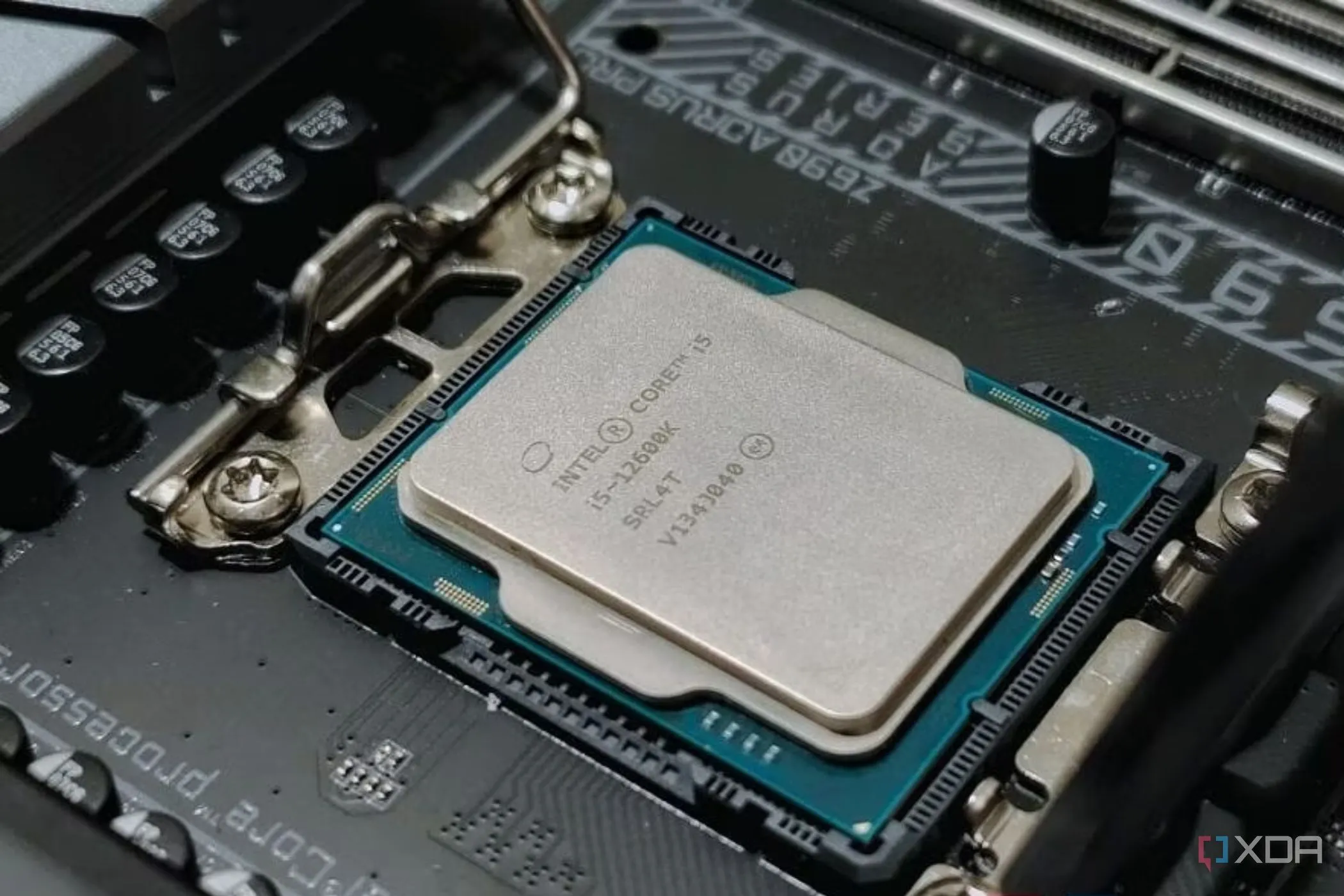 Bộ vi xử lý Intel được đặt trên socket của bo mạch chủ, minh họa CPU trong hệ thống máy tính