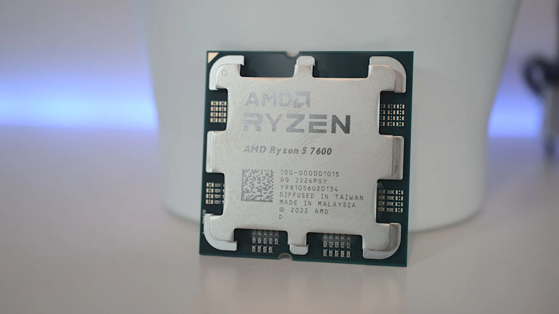 Bộ xử lý AMD Ryzen 5 7600 với các chữ cái AMD được in trên chip