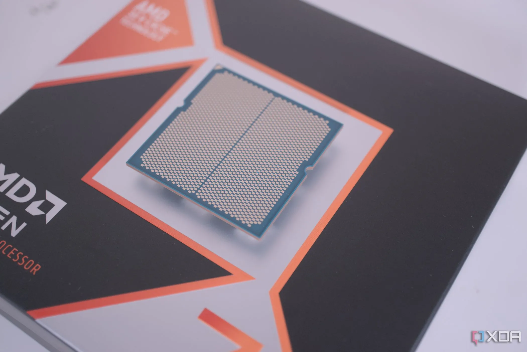 Bộ xử lý AMD Ryzen 7 9800X3D được nhìn từ trên xuống, thể hiện thiết kế CPU và tầm quan trọng của số nhân trong hiệu năng chơi game