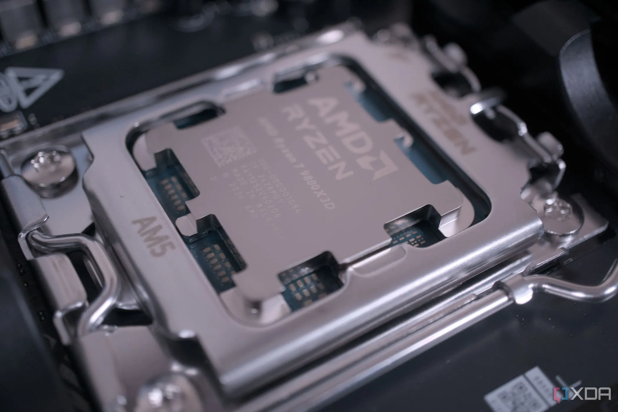 Bộ xử lý AMD Ryzen được lắp đặt trên bo mạch chủ, minh họa dòng CPU hiệu năng cao cần tản nhiệt tốt cho PBO