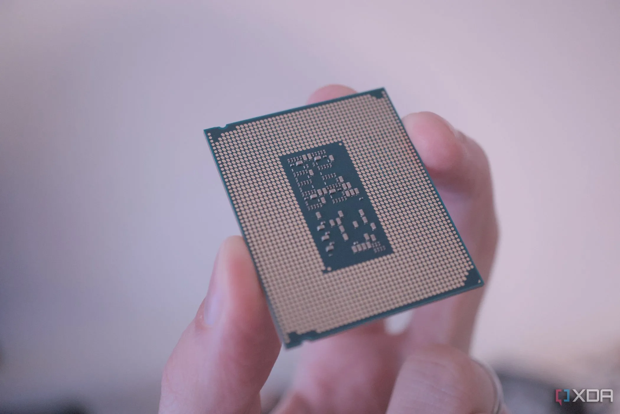 Bộ xử lý Intel Core Ultra 7 với các chân tiếp xúc, đại diện cho chip thế hệ mới
