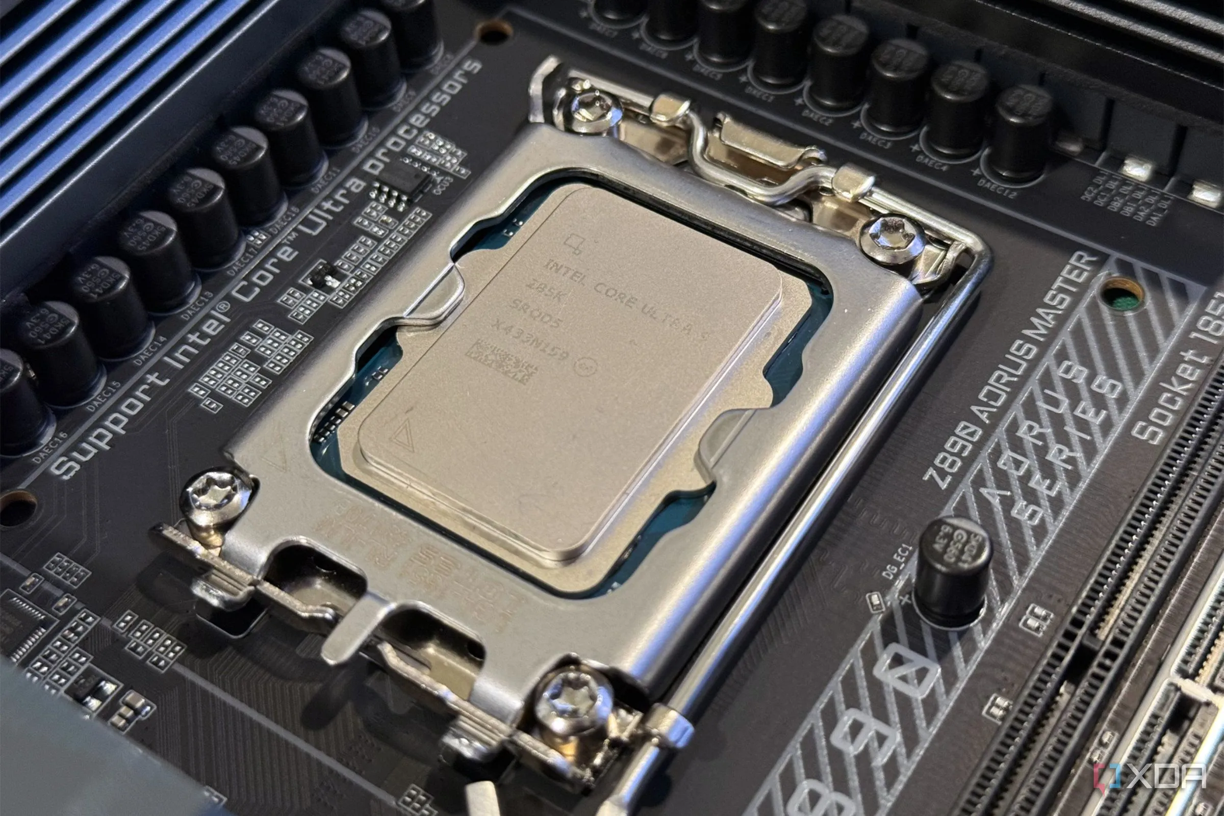 Bộ xử lý Intel Core Ultra 9 285K được lắp đặt trong socket mainboard