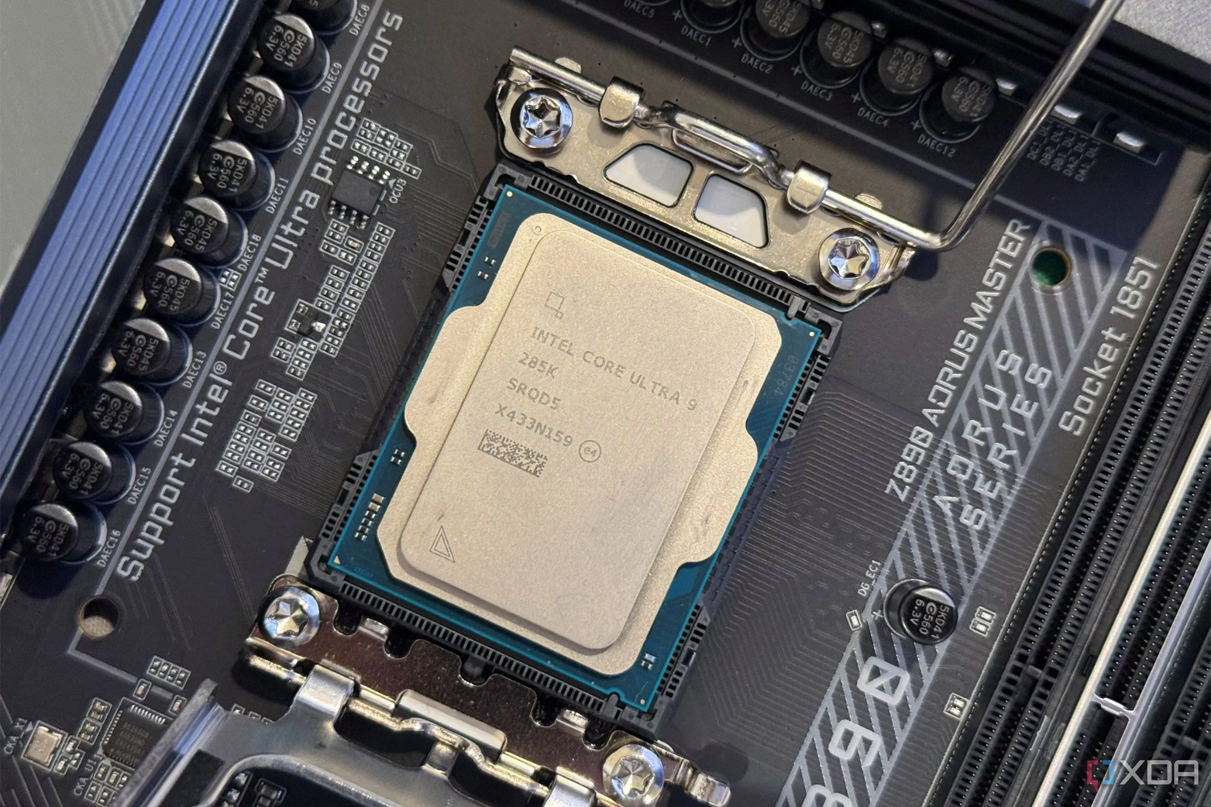 Bộ xử lý Intel Core Ultra 9 285K trên socket với kẹp giữ mở, minh họa sự cạnh tranh trong thị trường PC