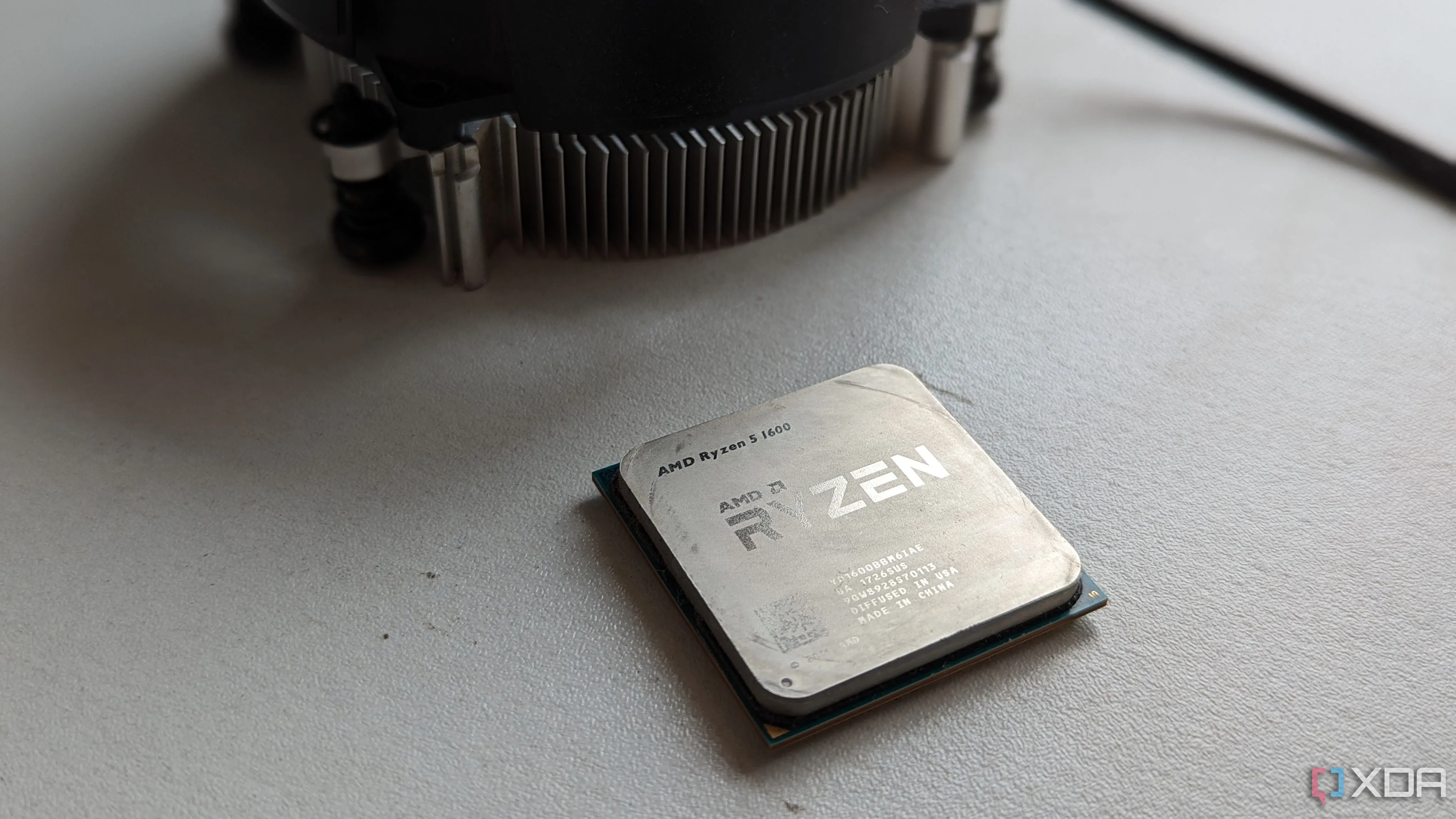 Bộ xử lý Ryzen 5 1600 và tản nhiệt stock trên nền trắng