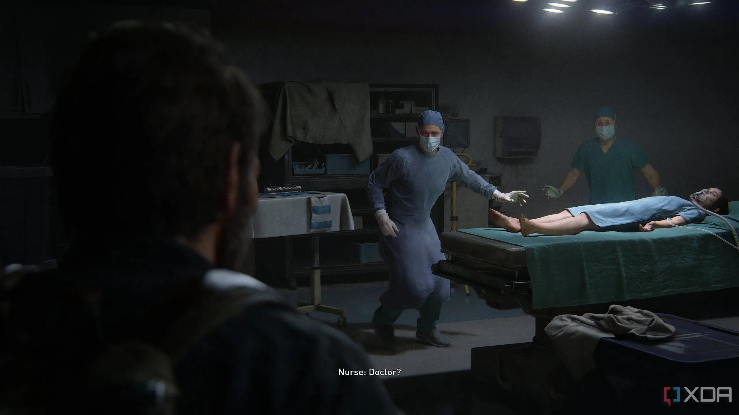 Bối cảnh bệnh viện trong The Last of Us Part II Remastered với bác sĩ và Ellie trên bàn mổ, liên quan đến quyết định của Joel.