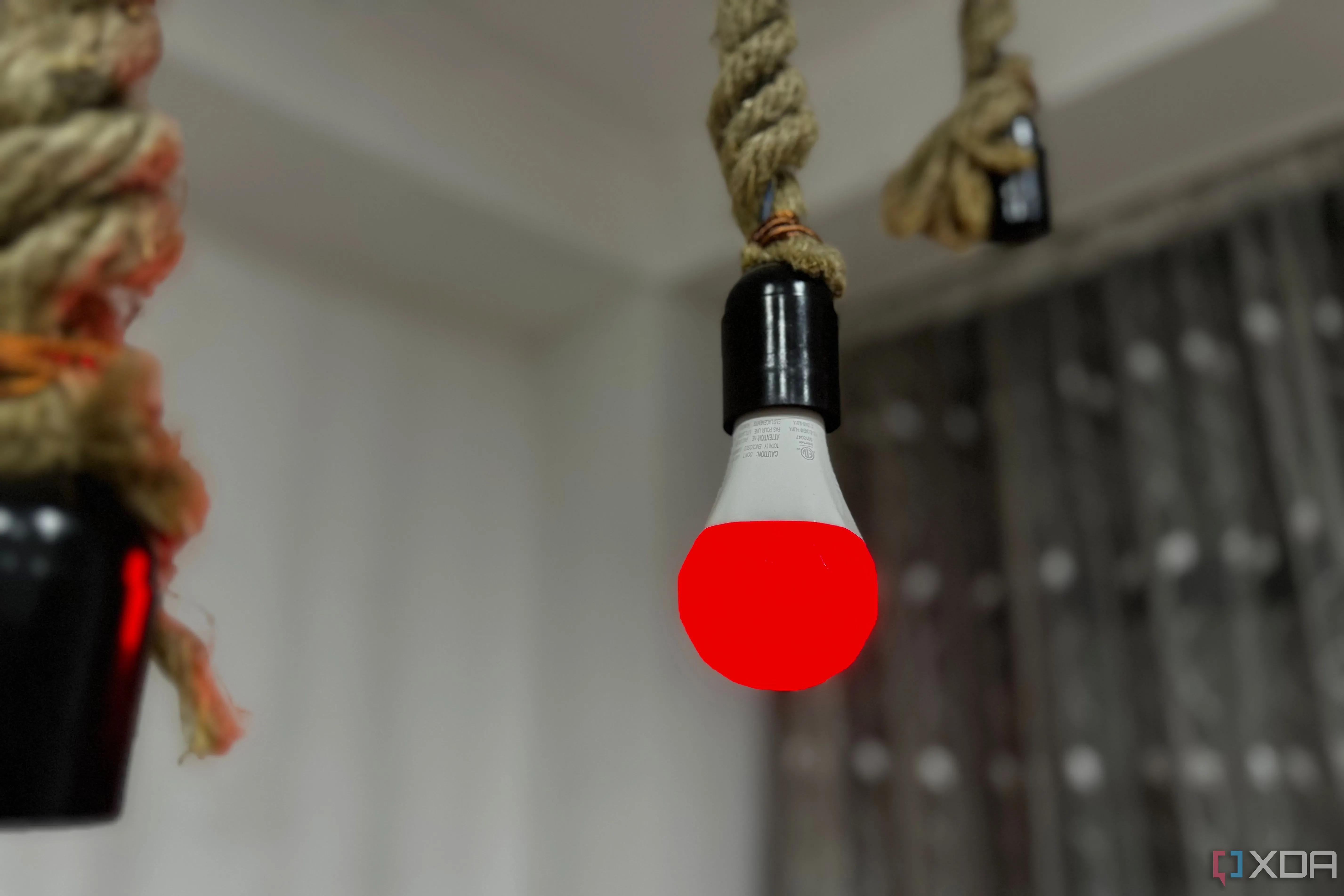 Bóng đèn thông minh Nanoleaf Essentials màu đỏ, ví dụ về thiết bị IoT cần được cô lập trong VLAN riêng