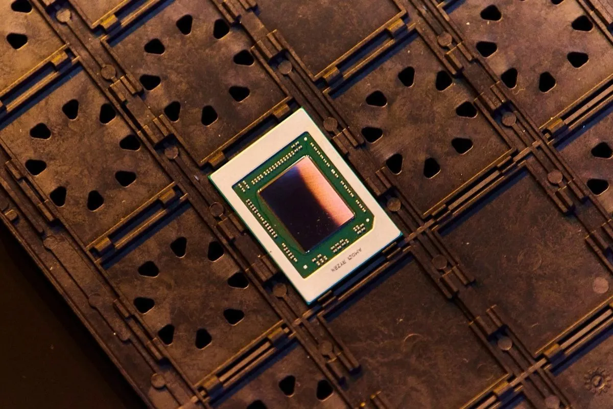 Các bộ vi xử lý AMD Ryzen dòng 6000, ví dụ về chip kiến trúc chiplet đang được cải tiến liên tục