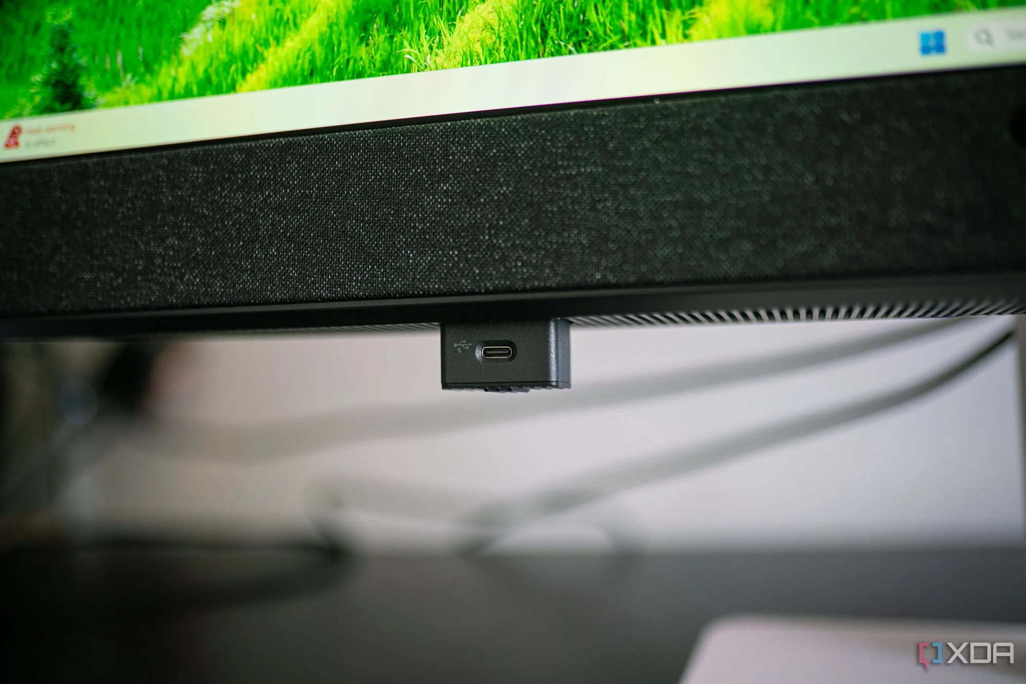 Các cổng kết nối linh hoạt phía sau màn hình Dell 32 Plus QD-OLED, bao gồm USB-C và HDMI