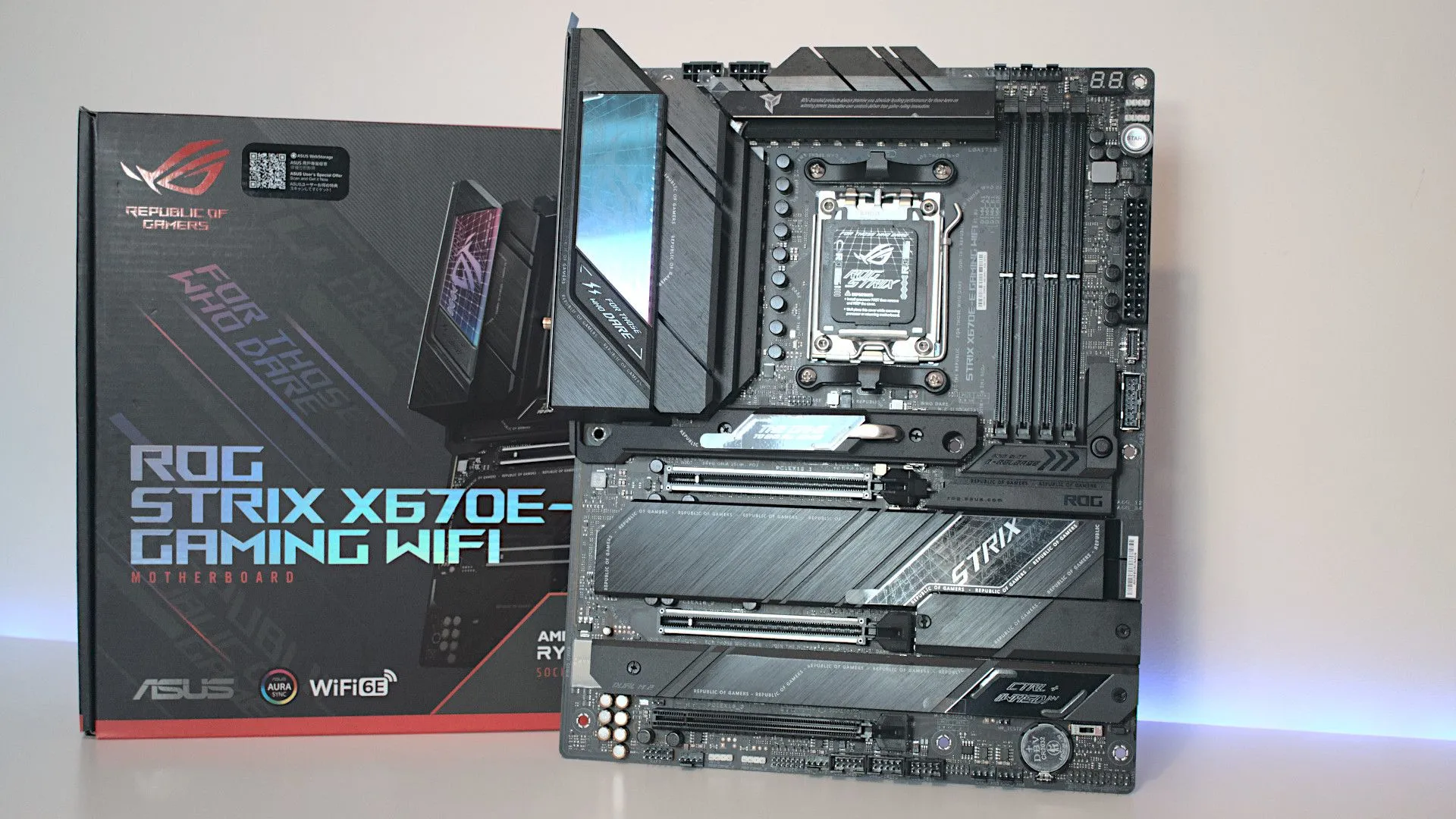 Các cổng kết nối và khe cắm linh kiện trên ASUS ROG Strix X670E-E Gaming WiFi