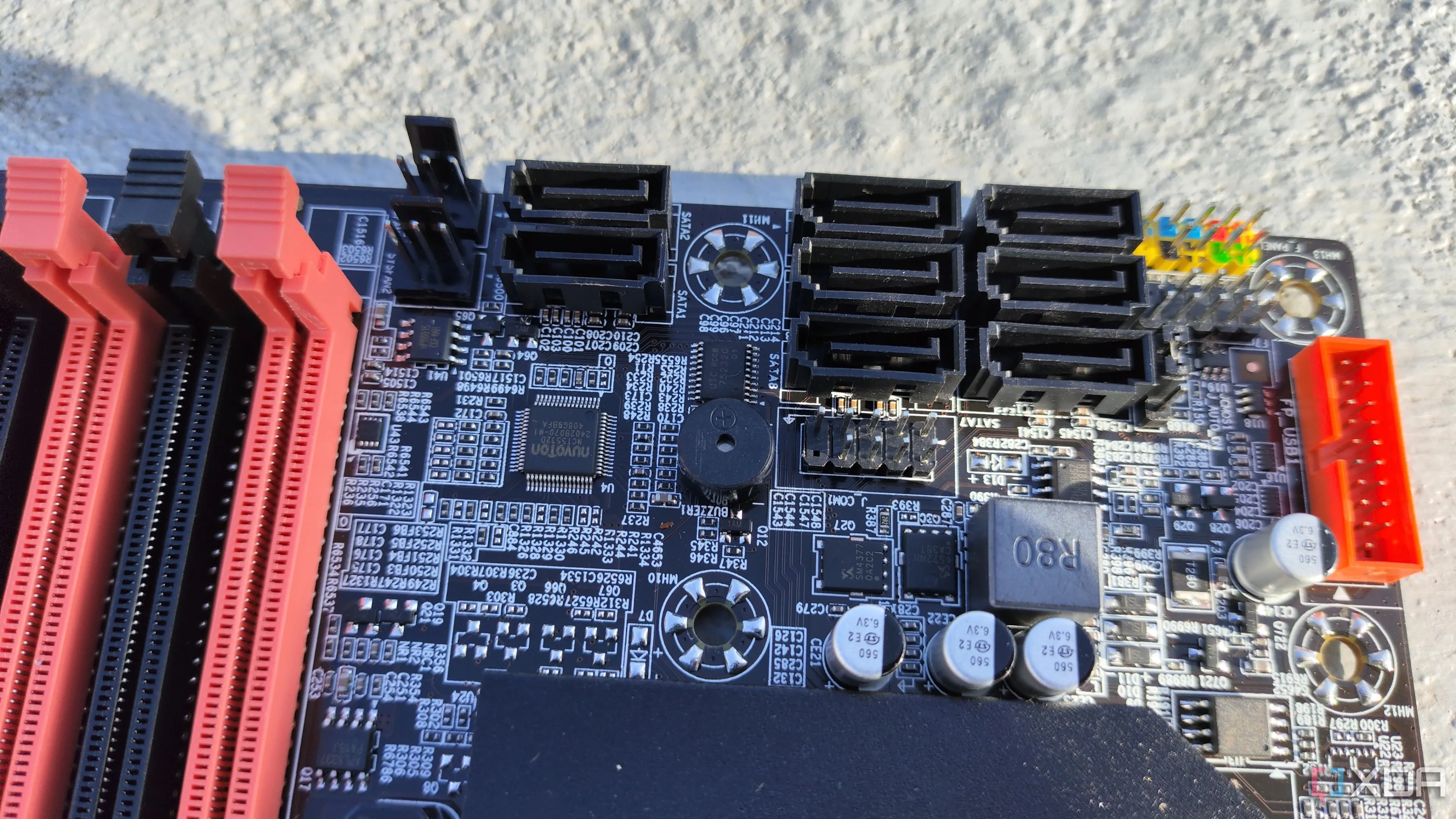 Các cổng SATA trên bo mạch chủ X99, có thể được mở rộng bằng card PCIe SATA