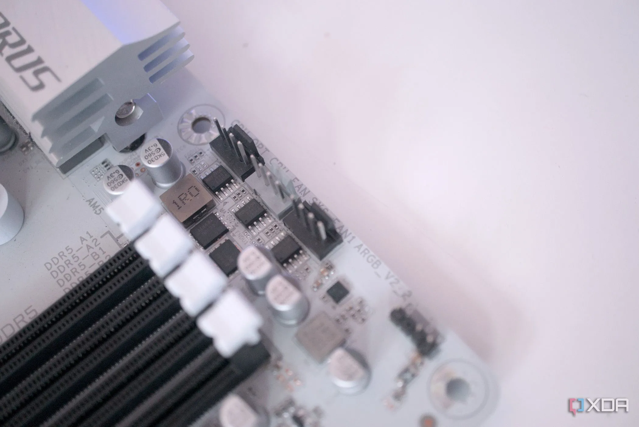Các đầu cắm quạt trên mainboard Gigabyte B650 Aorus Elite AX Ice