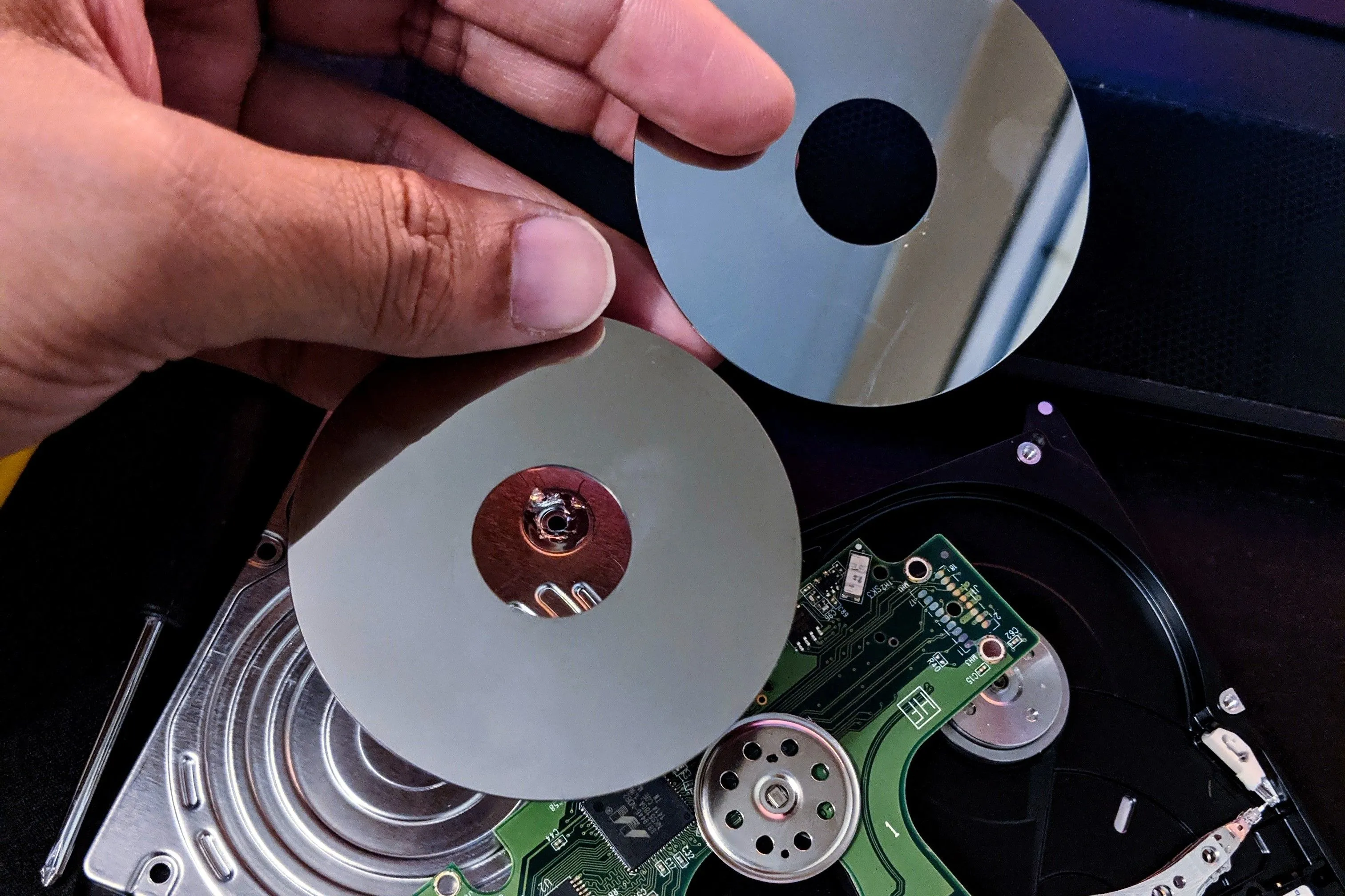 Các đĩa từ (platters) và đầu đọc/ghi của ổ cứng HDD truyền thống, cho thấy cấu trúc dễ hỏng khi va đập.