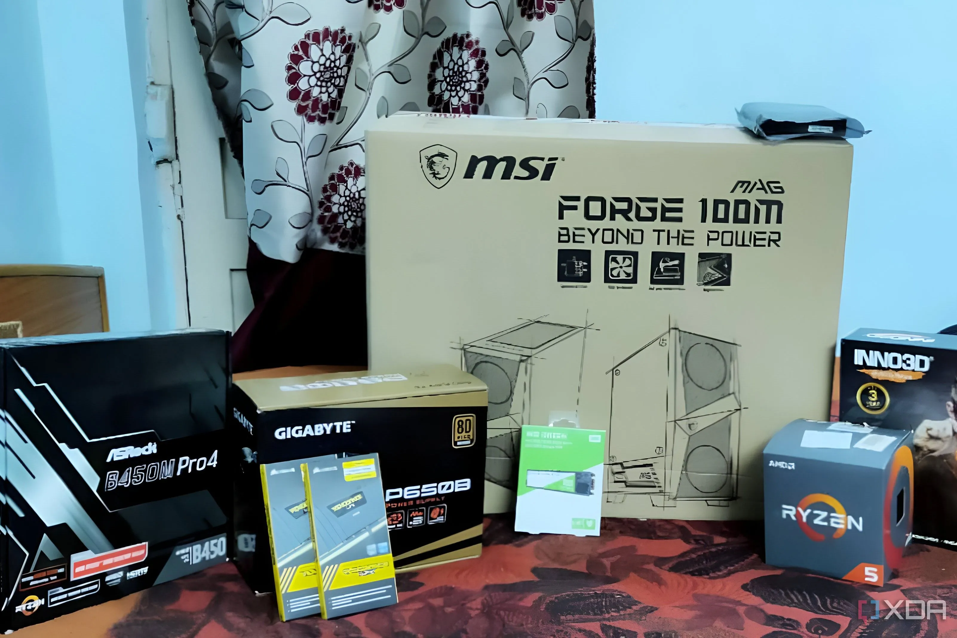 Các hộp linh kiện PC trên giường