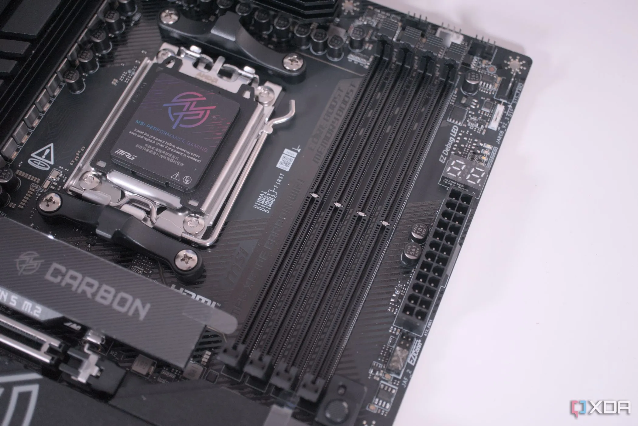 Các khe cắm DIMM RAM trên bo mạch chủ MSI MPG X870E Carbon WiFi, minh họa cho linh kiện PC gaming