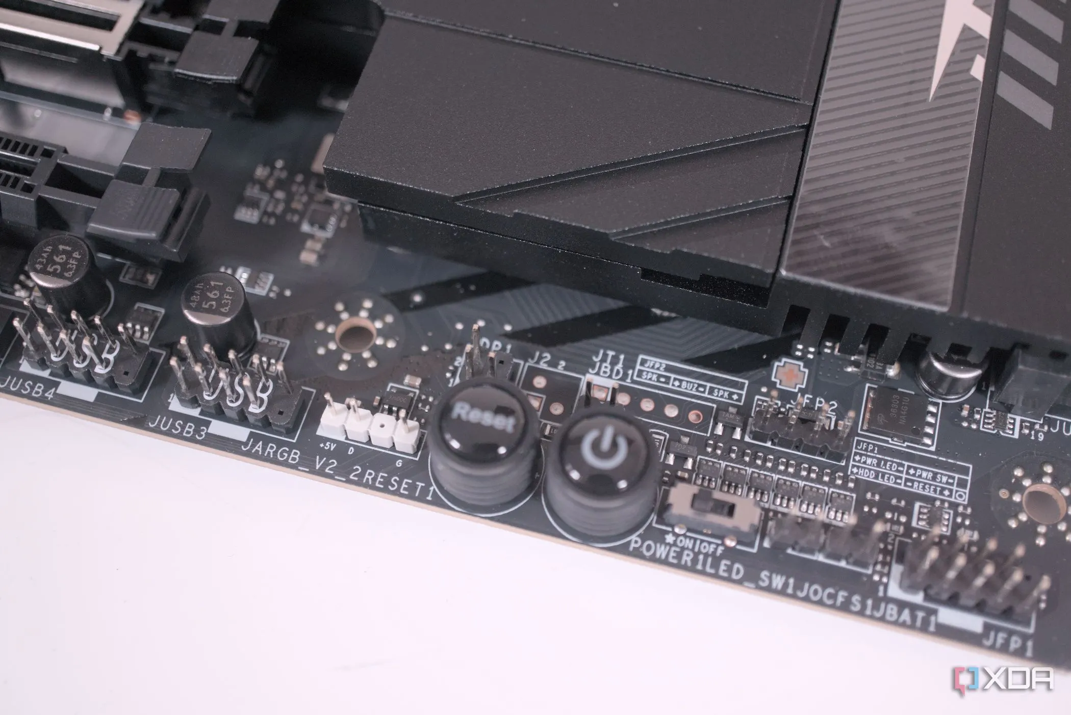 Các nút nguồn vật lý trên bo mạch chủ MSI MPG X870E Carbon WiFi ở góc thấp