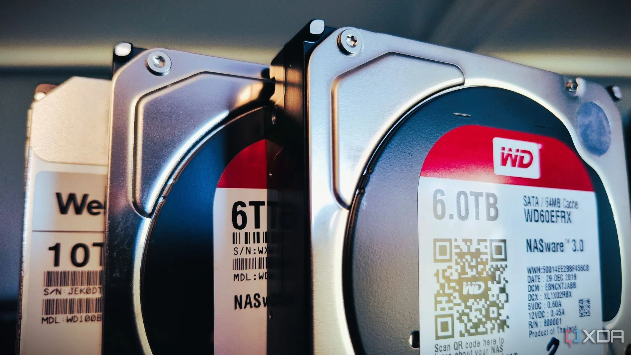 Các ổ cứng HDD WD Red được sắp xếp cạnh nhau, thể hiện sự đa dạng và khả năng lưu trữ của các dòng ổ cứng