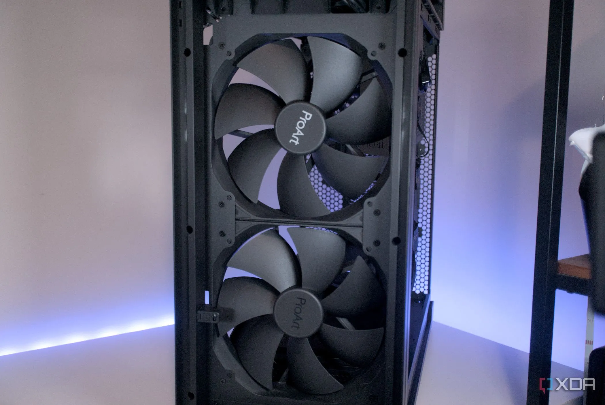 Các quạt mặt trước của vỏ case Asus ProArt PA602 nhìn gần
