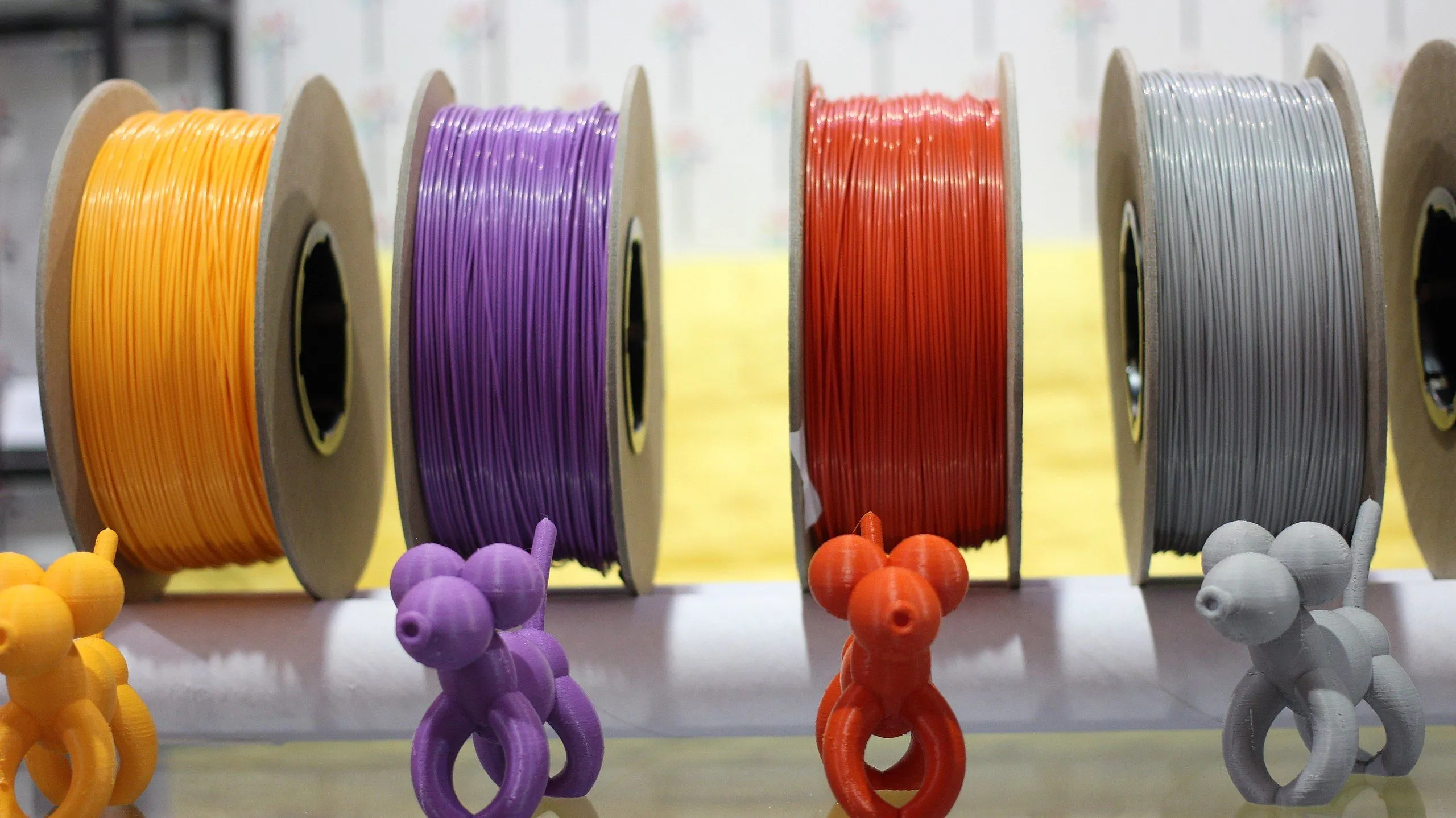 Các vật liệu in 3D đa dạng với cuộn filament màu sắc và các bản in mẫu