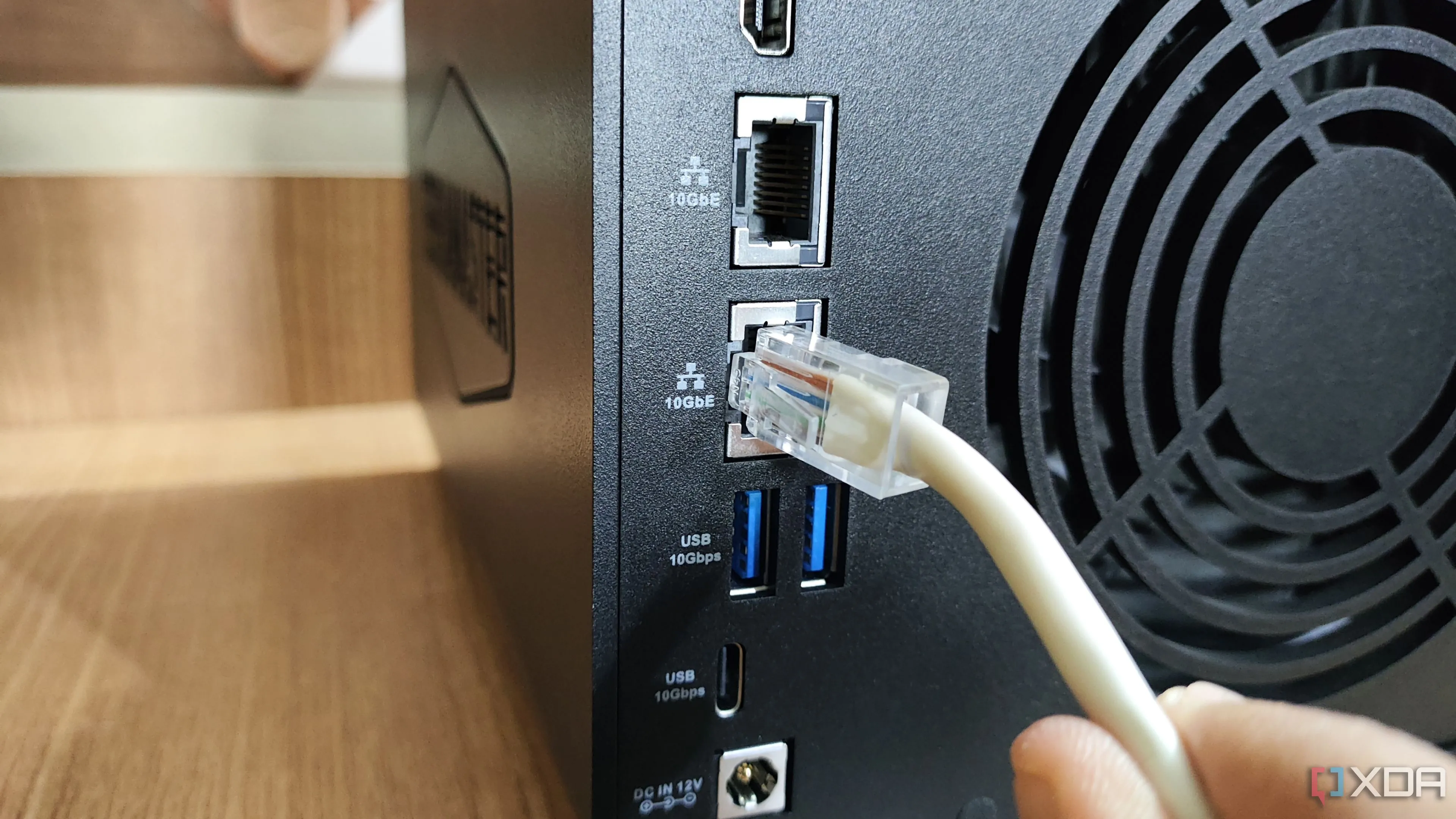 Cắm cáp Ethernet vào cổng LAN 10GbE của thiết bị NAS TerraMaster F4-424 Max, minh họa kết nối có dây đáng tin cậy