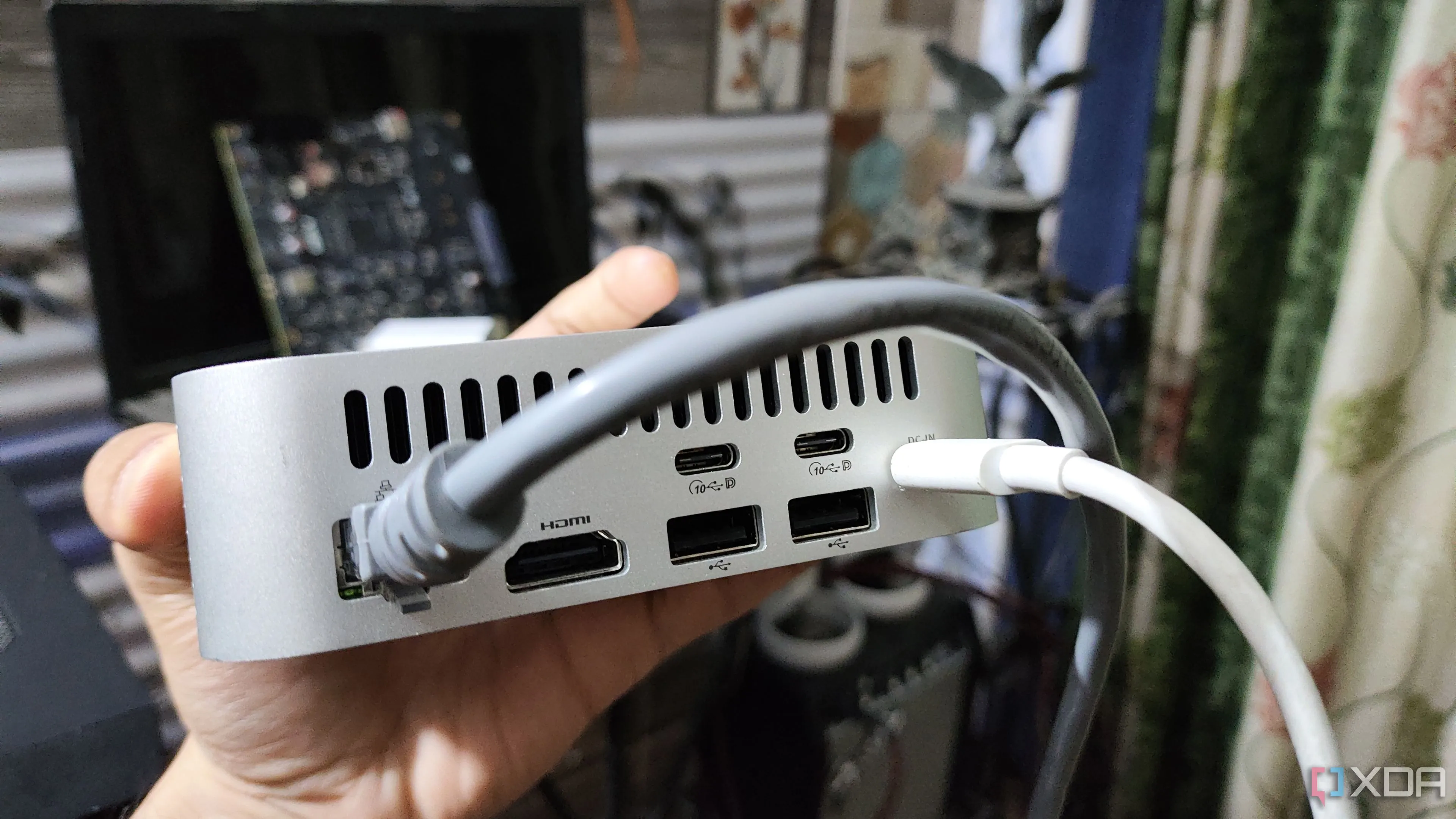 Cắm cáp Ethernet vào thiết bị NAS, kết nối mạng an toàn cho dịch vụ tự host