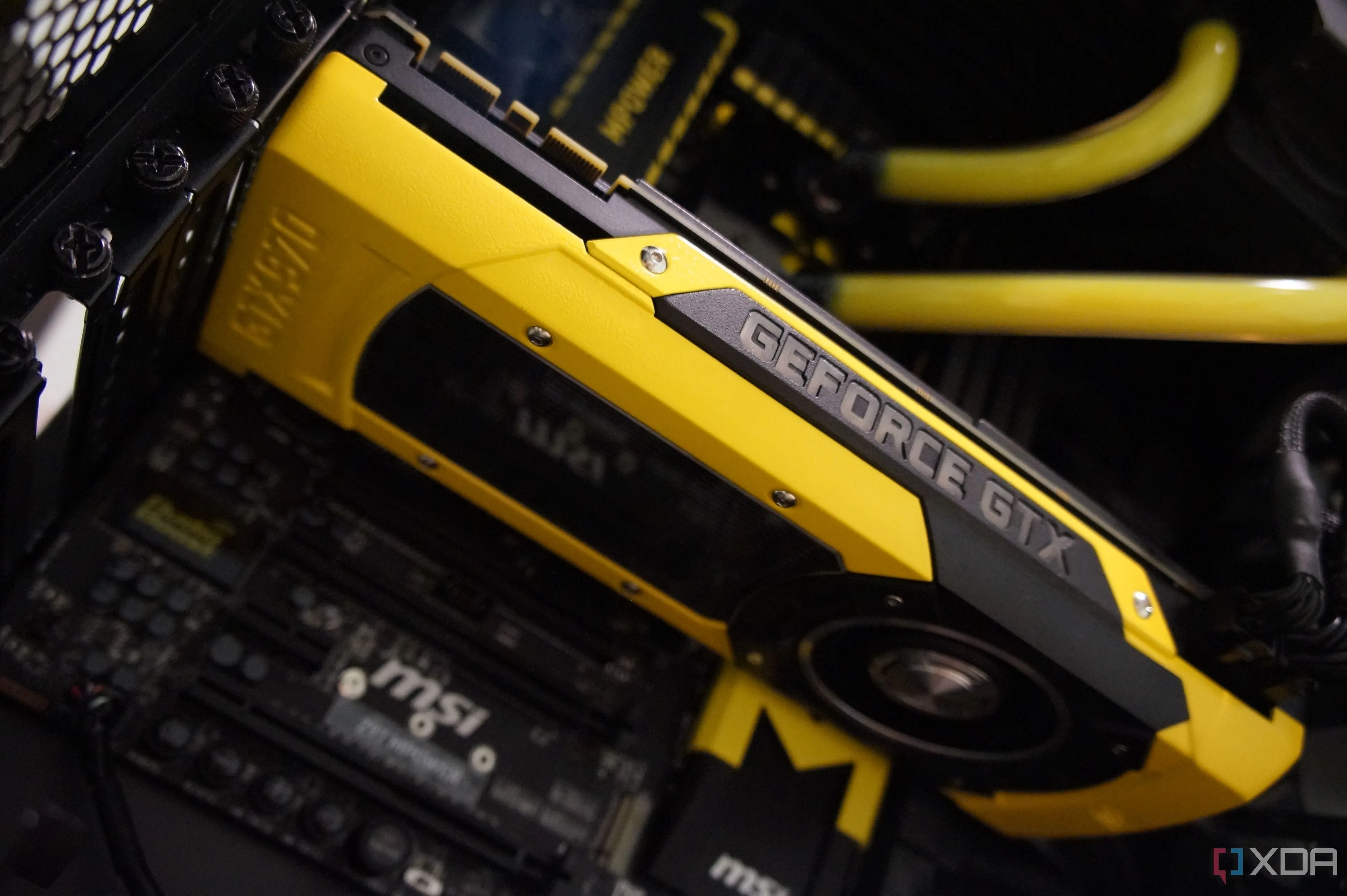 Cận cảnh bên trong một bản dựng PC tùy chỉnh với GPU và các linh kiện màu vàng