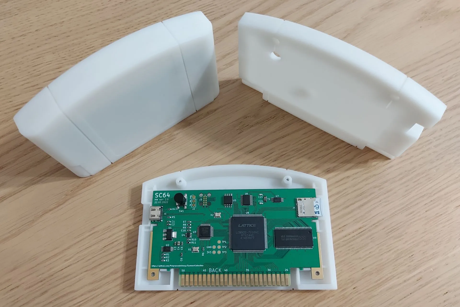 Cận cảnh bo mạch của SummerCart64, một flash cart cho Nintendo 64 để chơi game retro