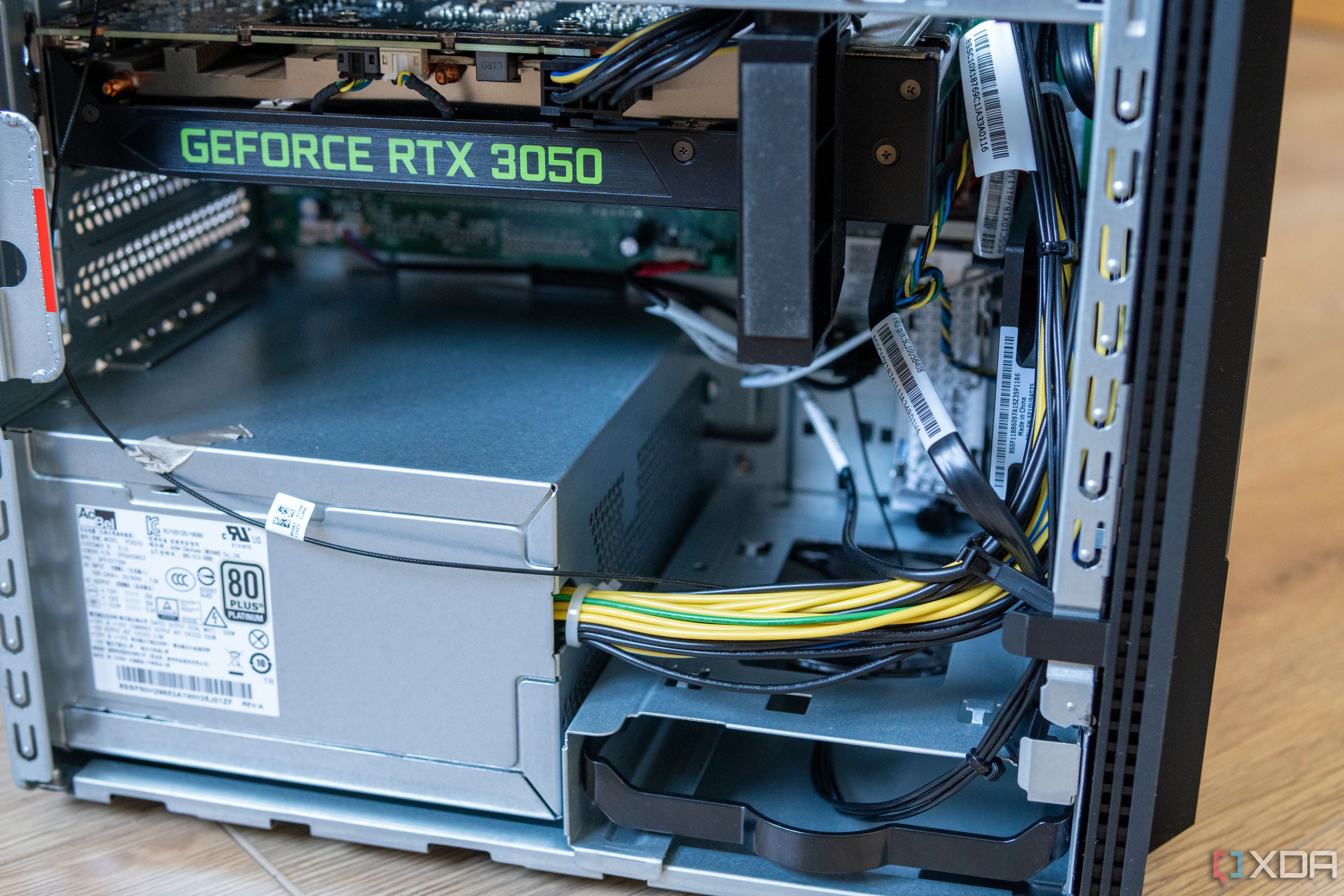 Cận cảnh bộ nguồn (PSU), GPU và khay ổ cứng HDD trong case máy tính Lenovo LOQ Tower 17