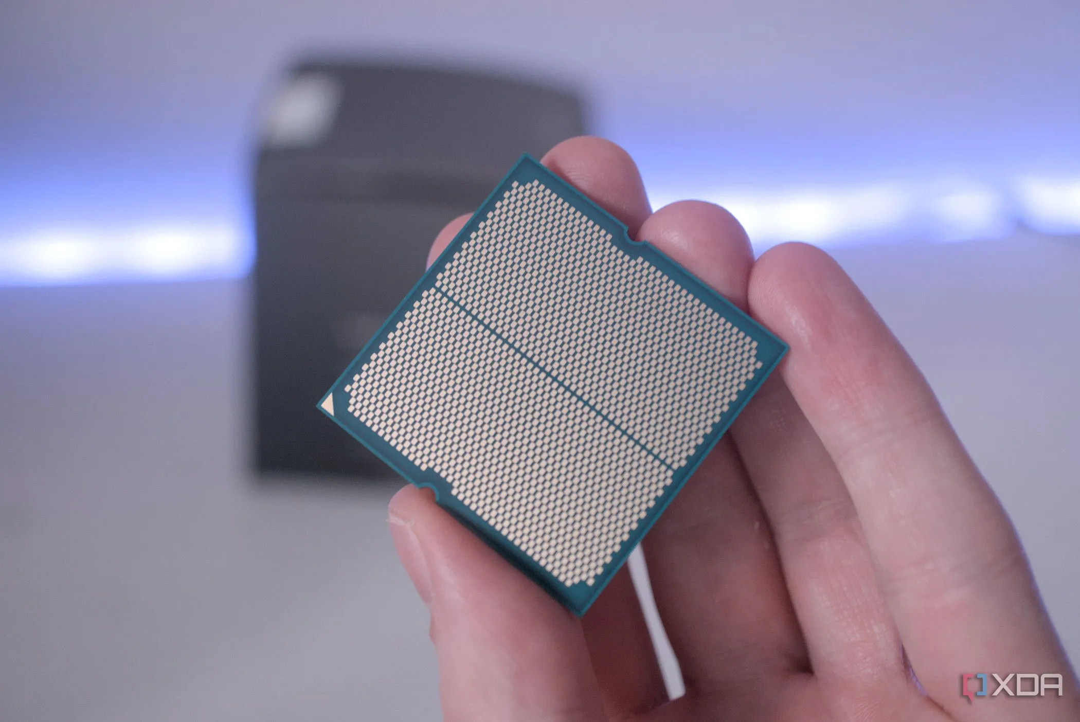 Cận cảnh các chân pin của CPU AMD Ryzen 7 8700G, có thể dùng làm móc khóa